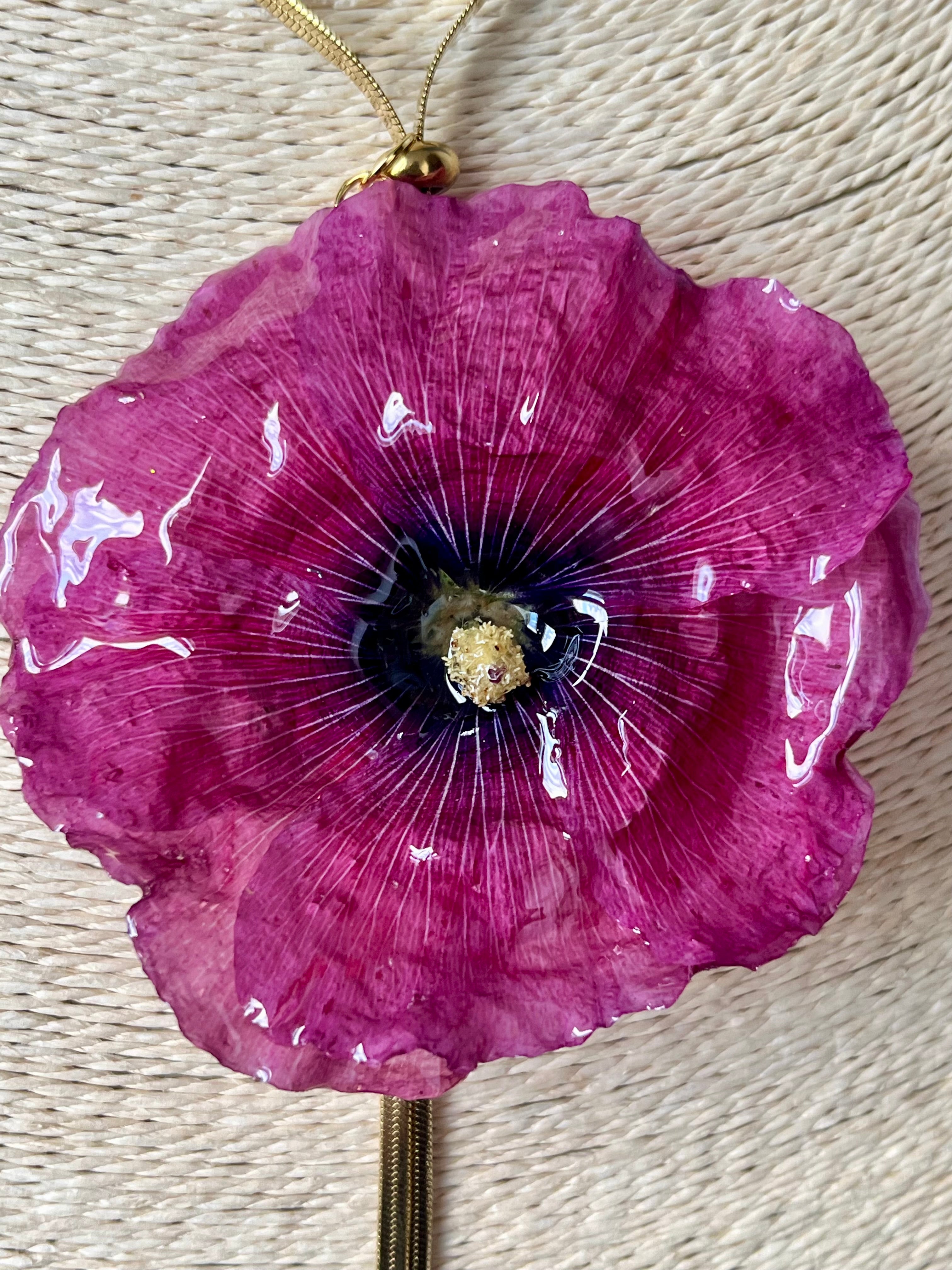 Collier « Rose Trémière Enchantée »

Un bijou floral unique, façonné avec une véritable rose trémière.