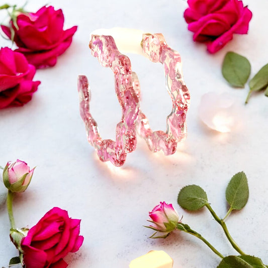 Boucles d’oreilles grandes créoles pétales roses