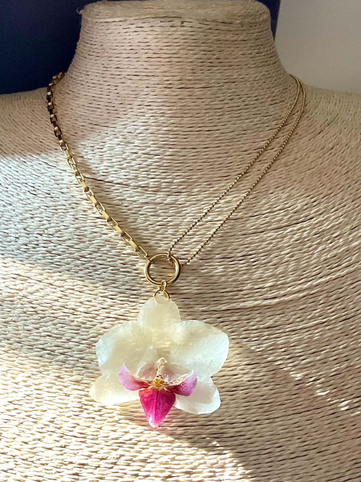 Collier Orchidée Blanche Éternelle – Fleur naturelle résinée