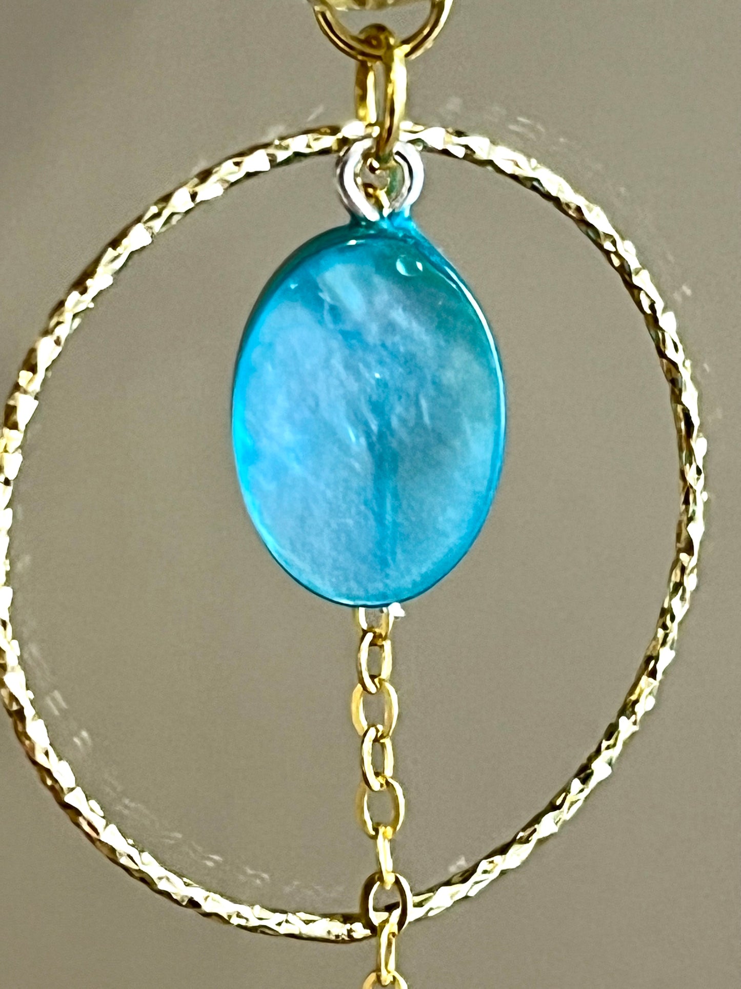 Boucles d’oreilles fleurs de Prunus & nacre bleue