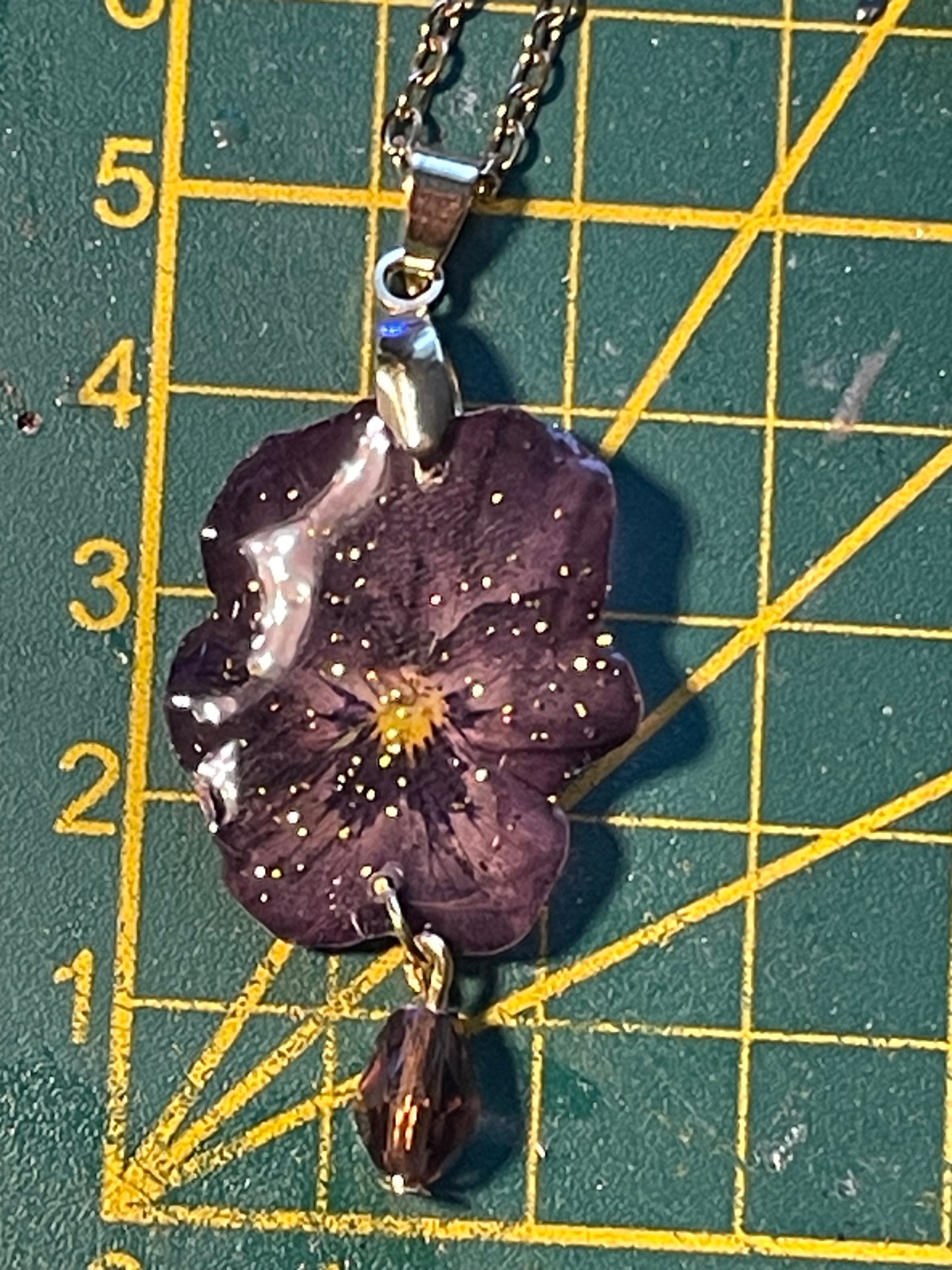 Collier Pensée bordeau & perle de verre