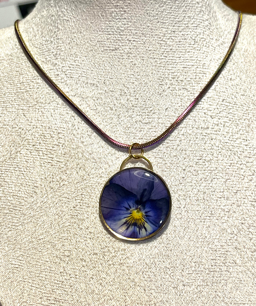 Collier Fleur Naturelle – Pensée Bleue – Pendentif Rond