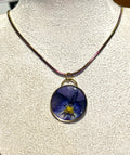 Collier Fleur Naturelle – Pensée Bleue – Pendentif Rond