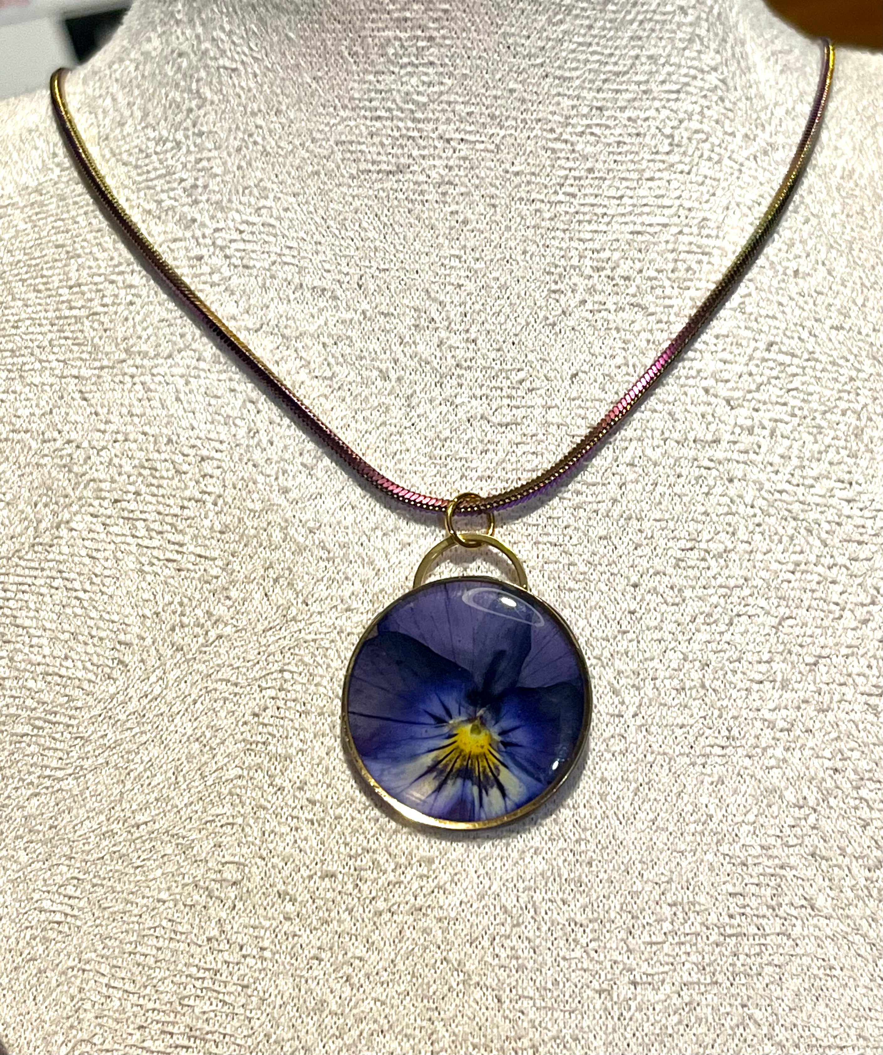 Collier Fleur Naturelle – Pensée Bleue – Pendentif Rond