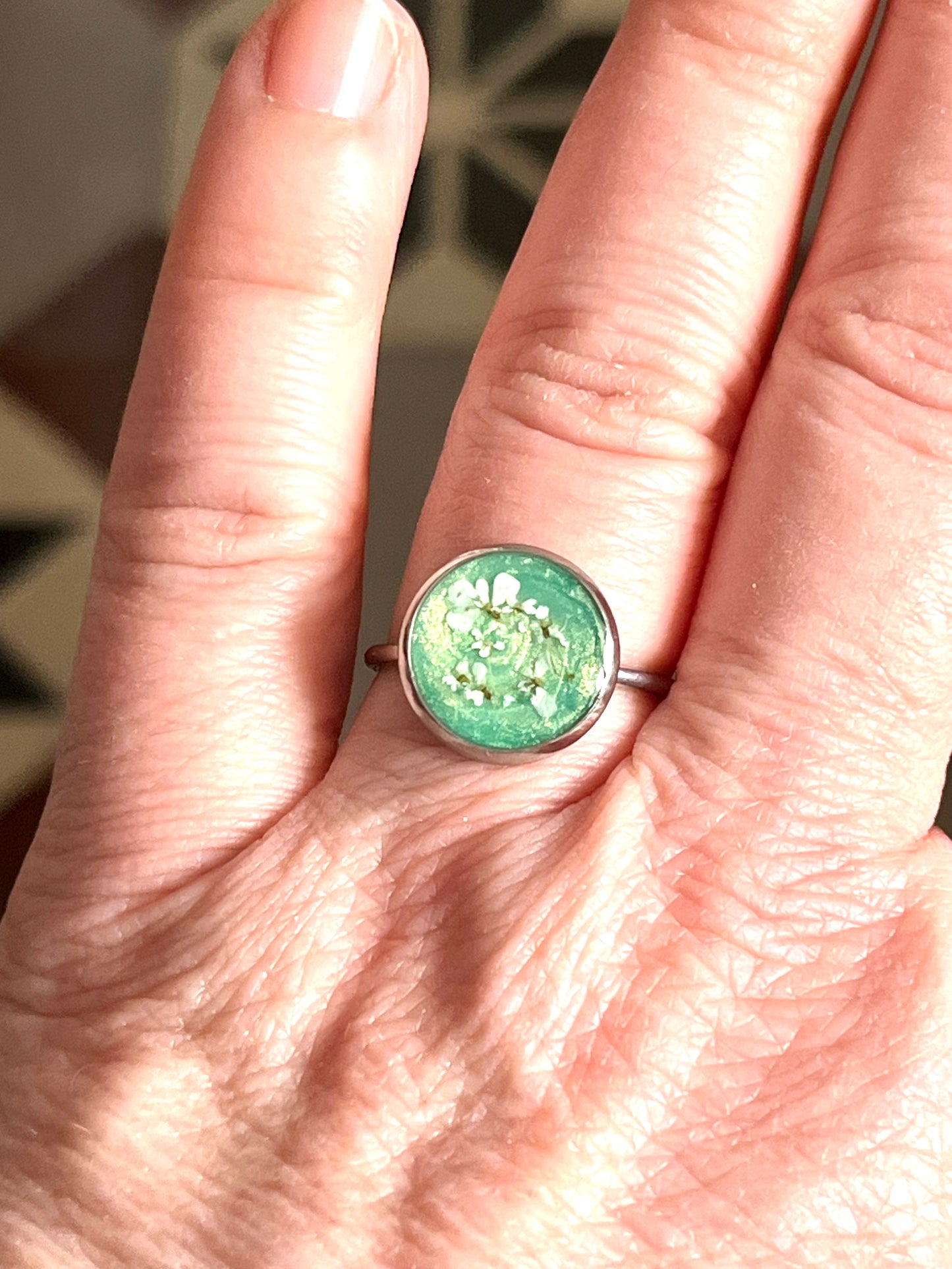 Bagues fleurs de carotte sauvage vert irisé