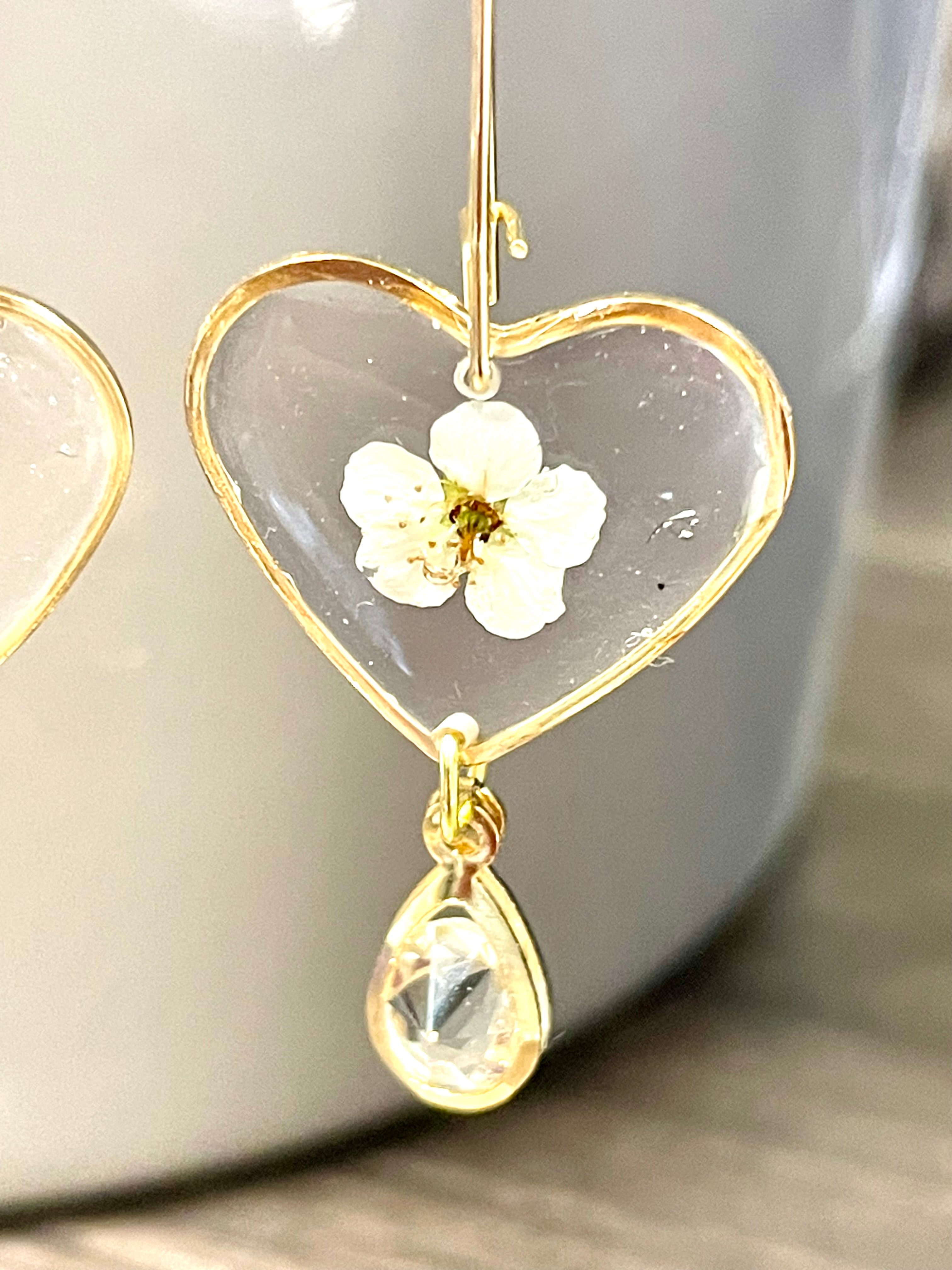 Boucles d’oreilles cœur de spirée - Aux fleurs de Chloé Boucles d’oreilles cœur de spirée Boucles d’oreilles Boucles d’oreilles