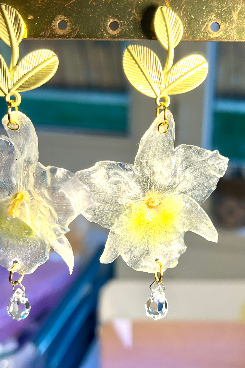 Boucles d’oreilles Orchidée Bambou – Fleur naturelle résinée