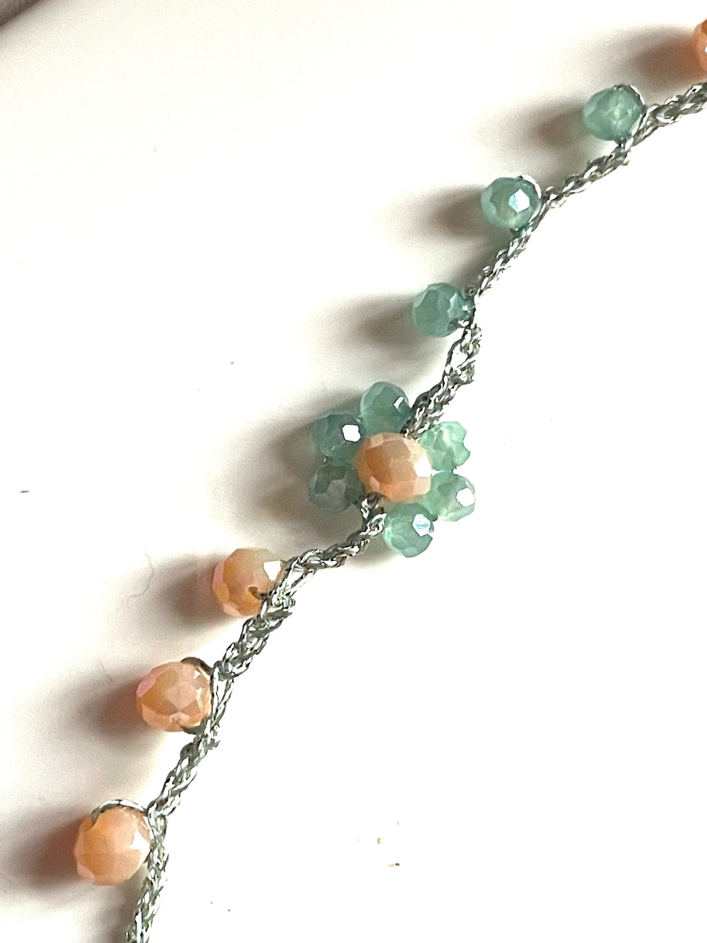 Collier fleurs de perles de verre tchèque abricot et vert d’eau - Aux fleurs de Chloé Collier fleurs de perles de verre tchèque abricot et vert d’eau Collier Collier