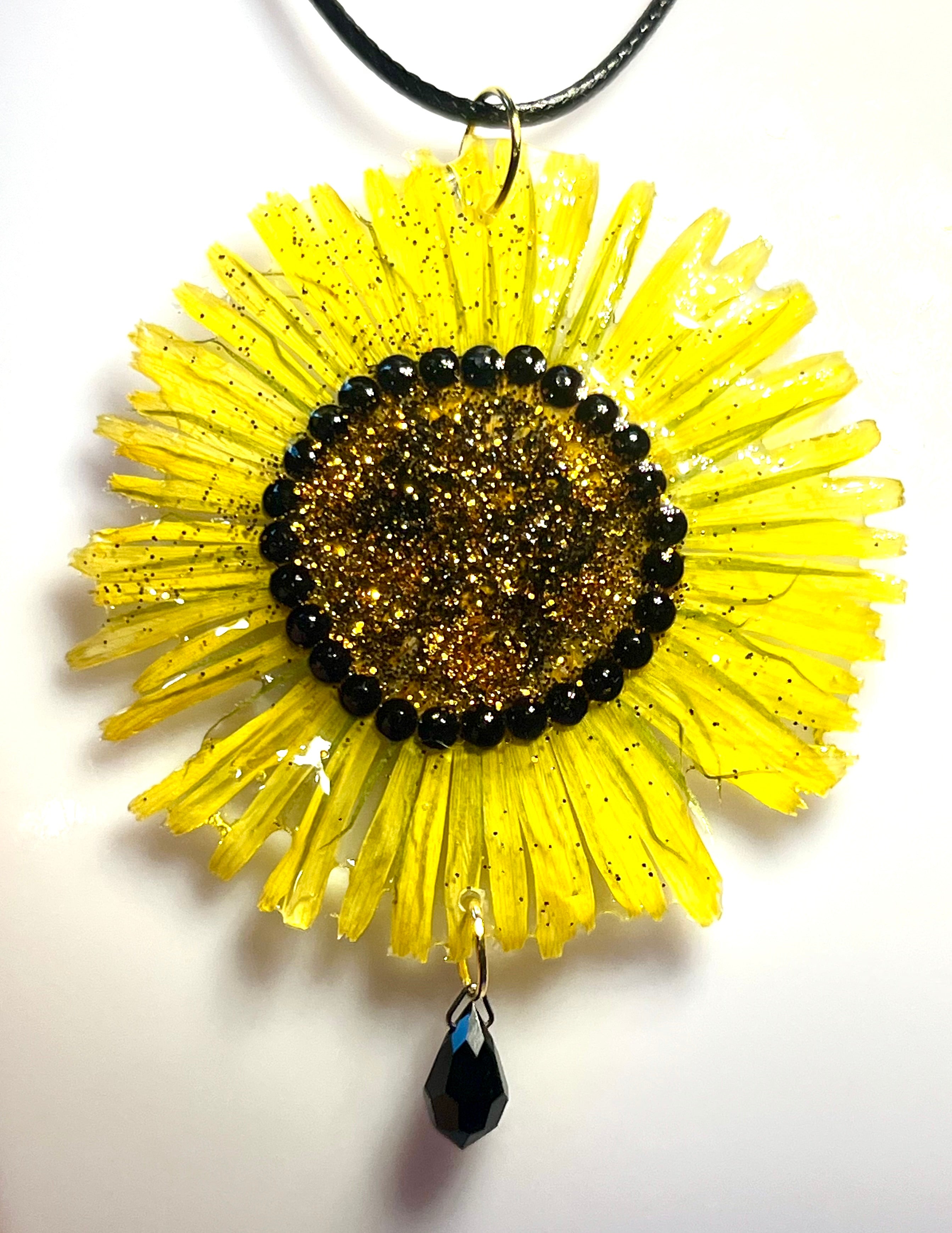 Collier Grande Marguerite en fleur naturelle résinée