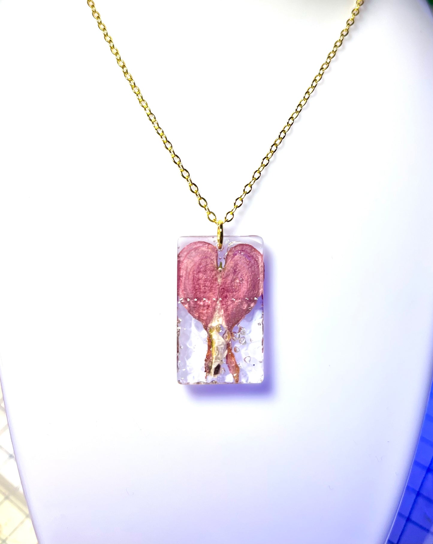 Collier fleur de Cœur de Marie en inclusion