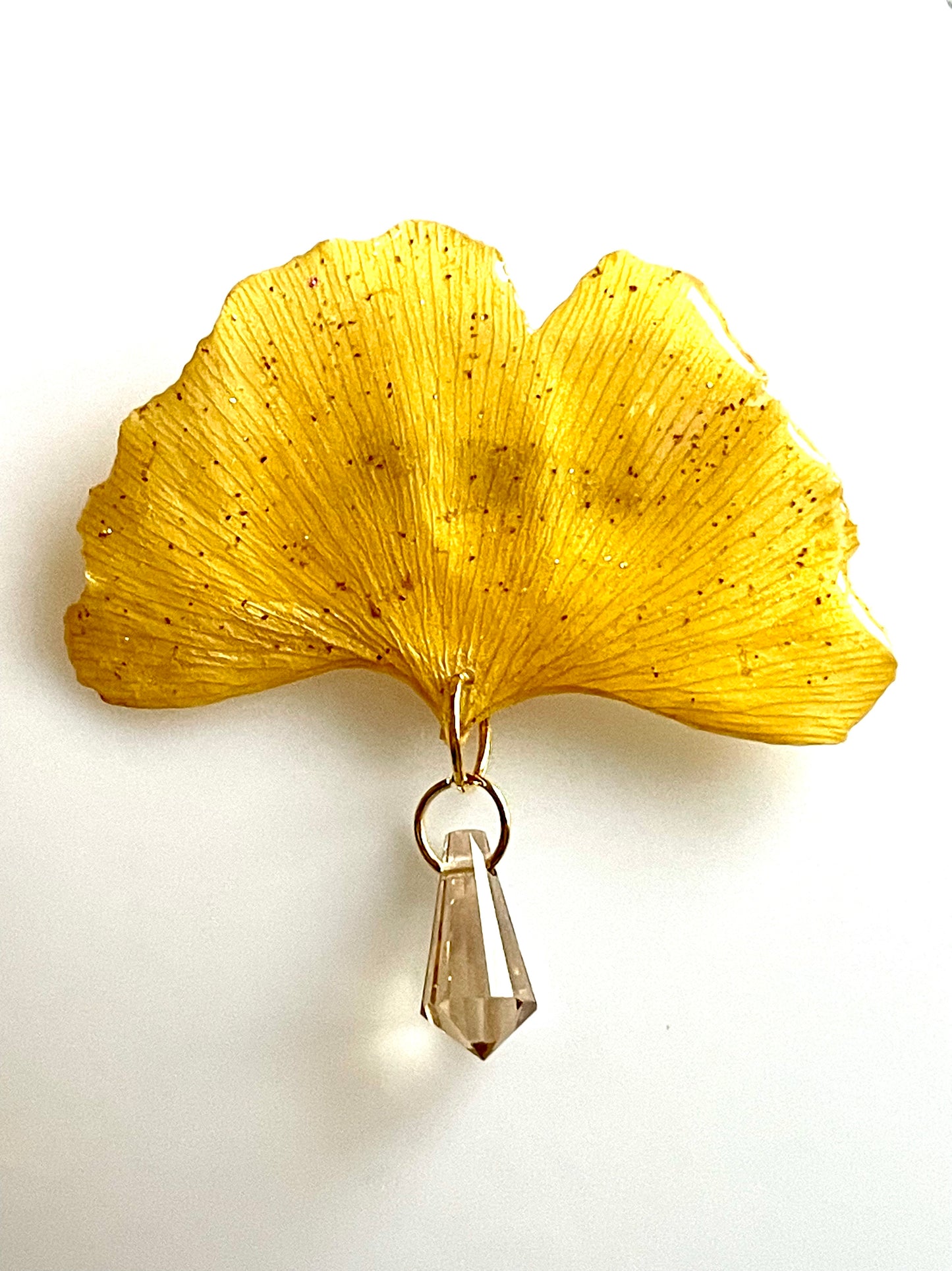 Broche feuille de Ginkgo & goutte Swarovski ambrée - Aux fleurs de Chloé Broche feuille de Ginkgo & goutte Swarovski ambrée Broche Broche