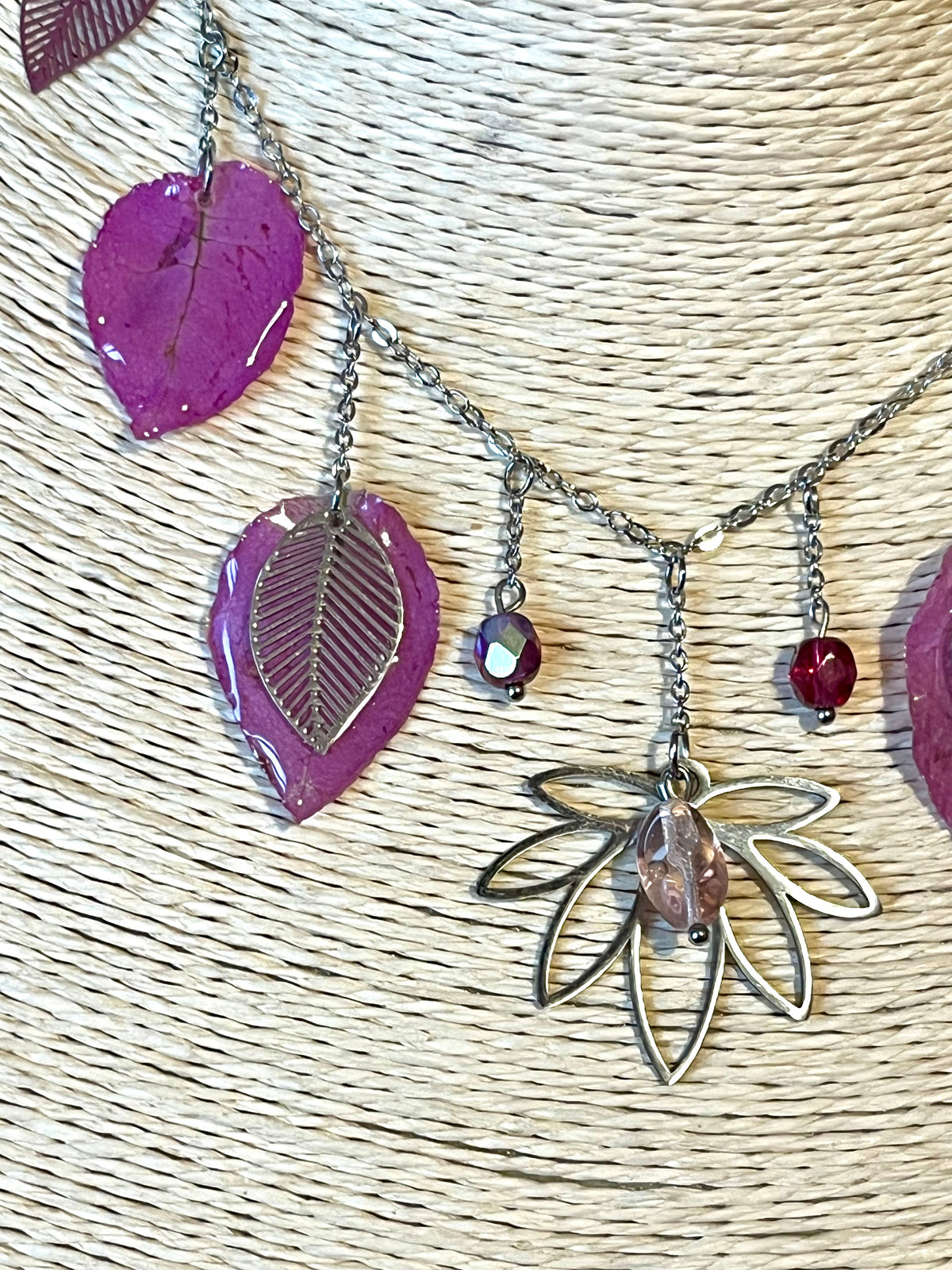 Collier en bougainvillier naturel rose | Bijou artisanal