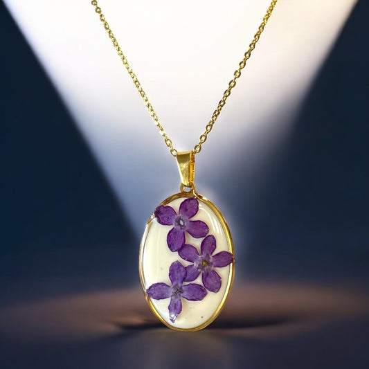 Pendentif médaillon doré fleurs de Lilas