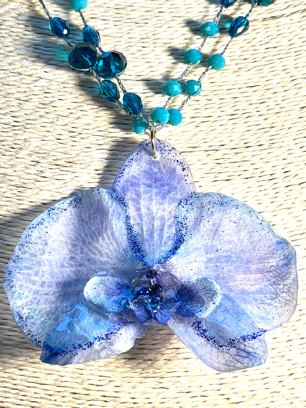 Collier Orchidée Bleue – Bijou floral artisanal