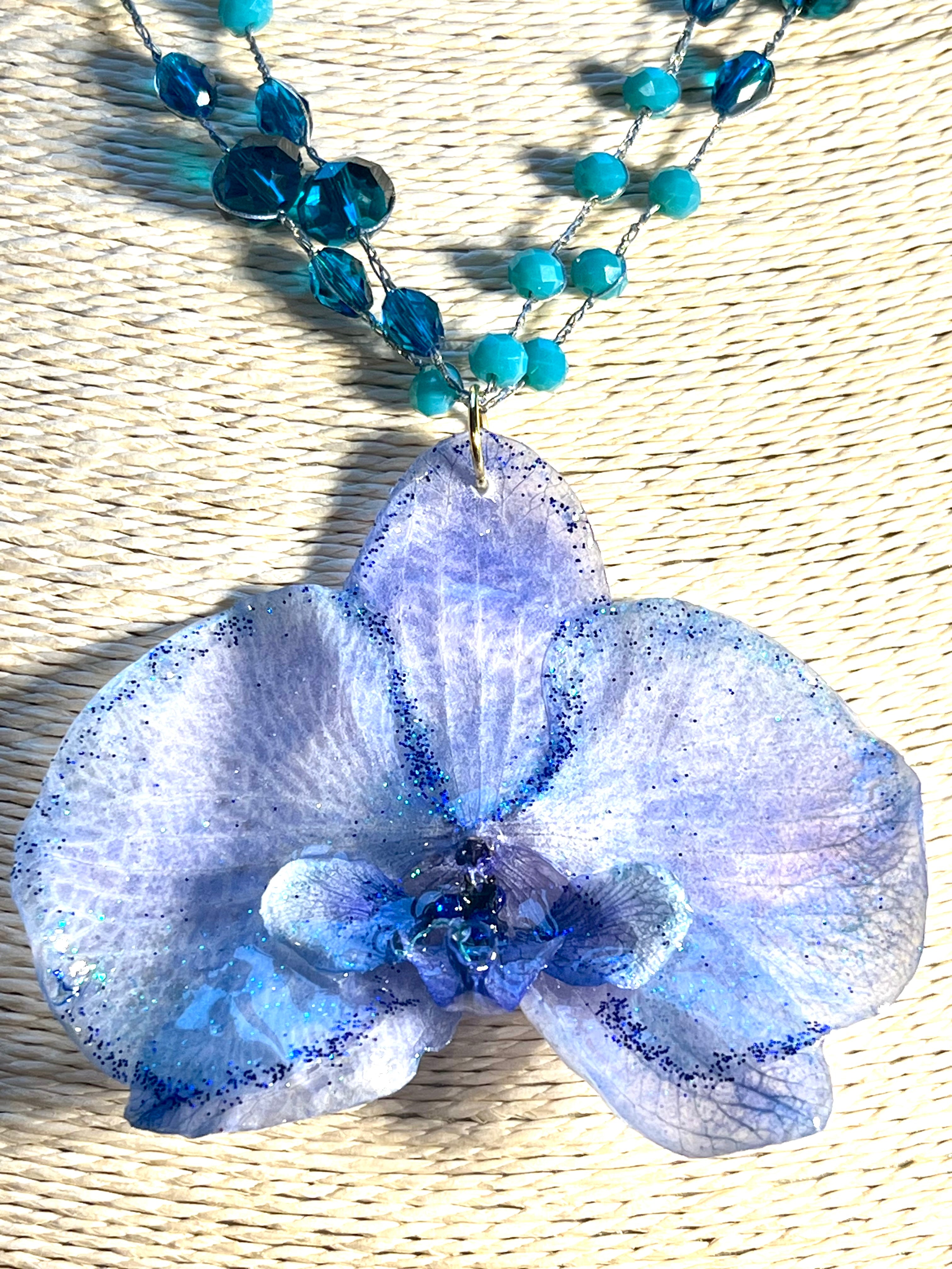Collier Orchidée Bleue – Bijou floral artisanal