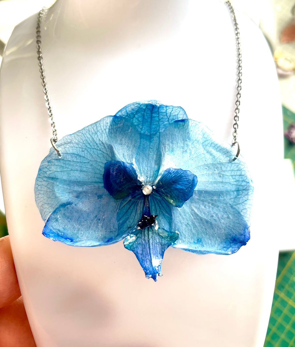Collier Orchidée  Bleue - Aux fleurs de Chloé Collier Orchidée  Bleue Collier Collier