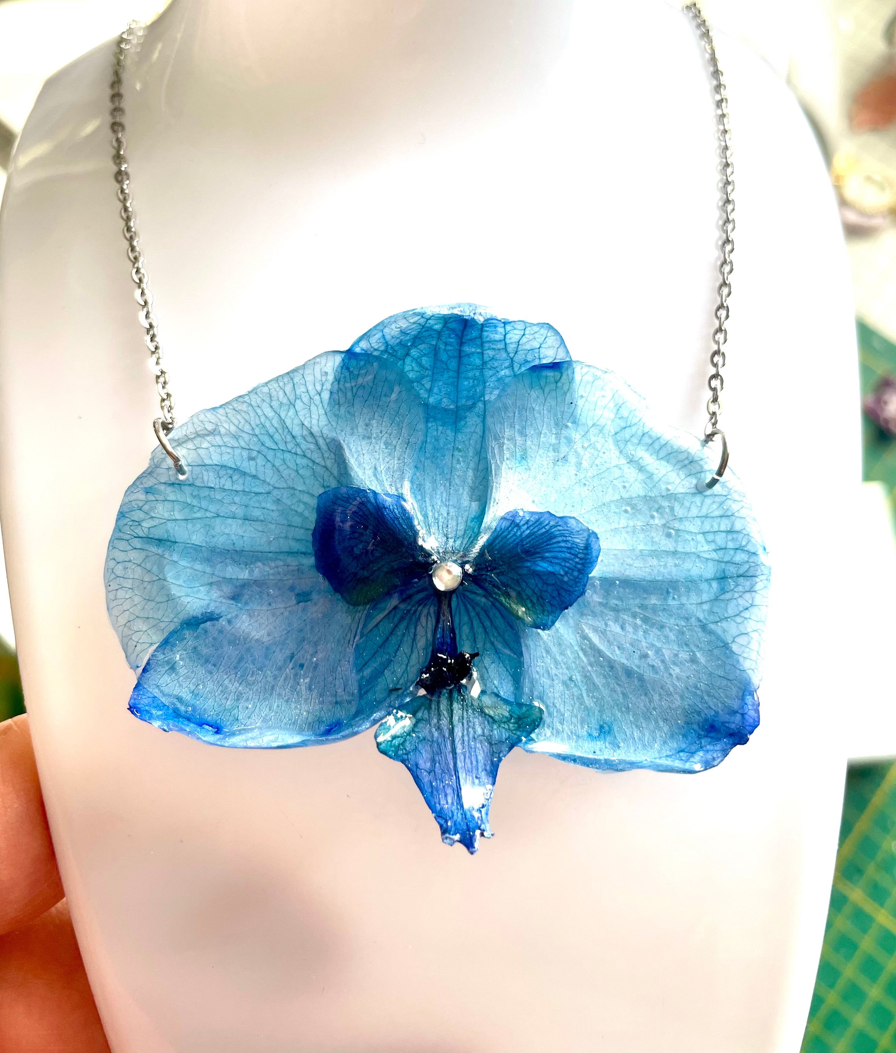 Collier Orchidée  Bleue - Aux fleurs de Chloé Collier Orchidée  Bleue Collier Collier