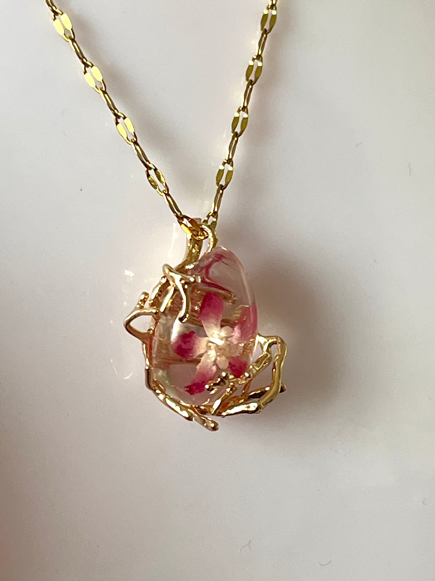 Collier “Éclat Floral” – Fleur naturelle de Groseillier