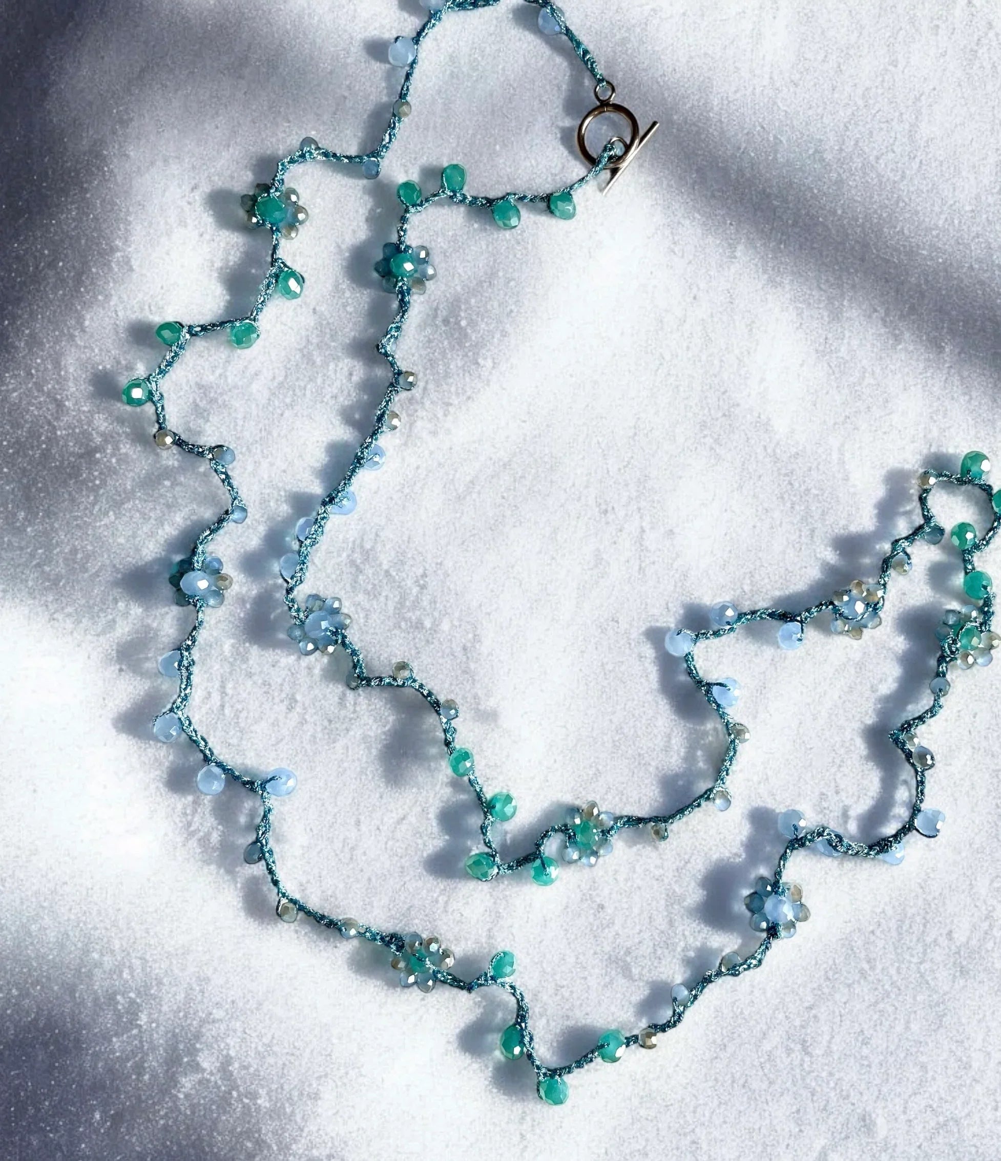 Collier sautoir fleurs en perles de verre bleues - Aux fleurs de Chloé Collier sautoir fleurs en perles de verre bleues Collier Collier