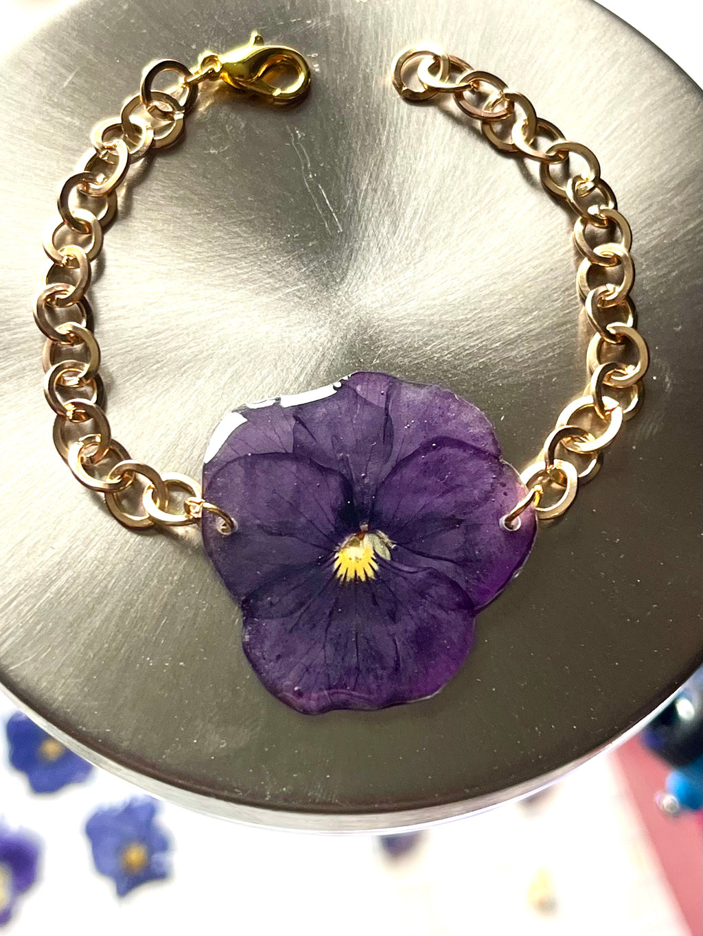 Bracelet Pensée Violette Résinée – Chaîne Dorée