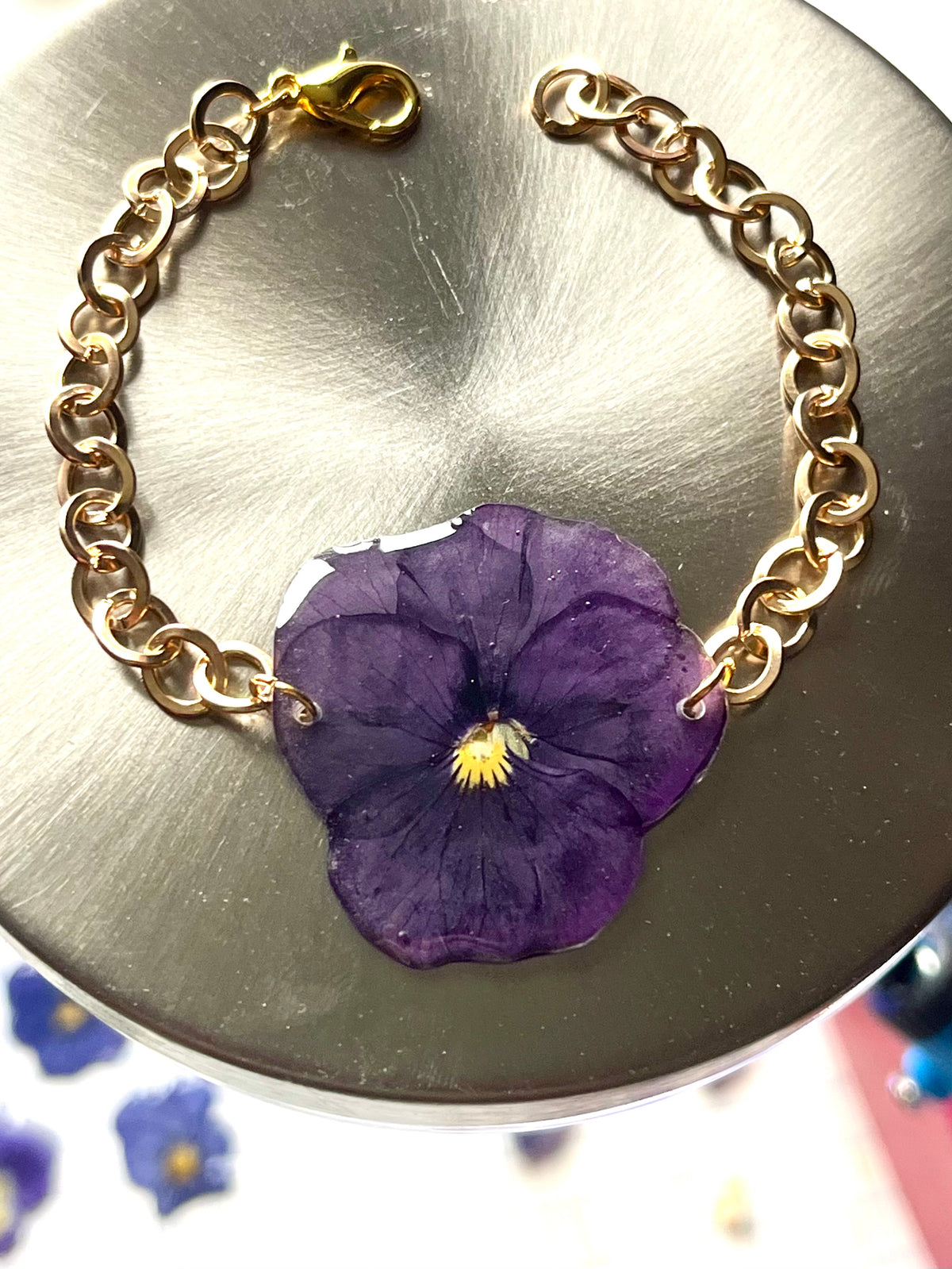 Bracelet Pensée Violette Résinée – Chaîne Dorée