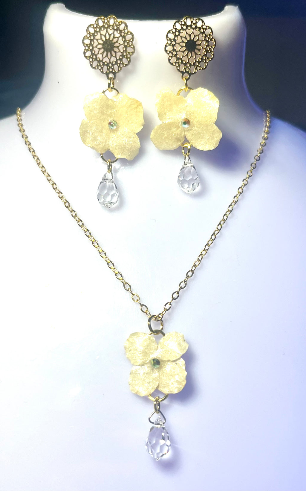 Parure de bijoux hortensia blanc & goutte cristal Preciosa - Aux fleurs de Chloé Parure de bijoux hortensia blanc & goutte cristal Preciosa Parure bijoux Parure bijoux