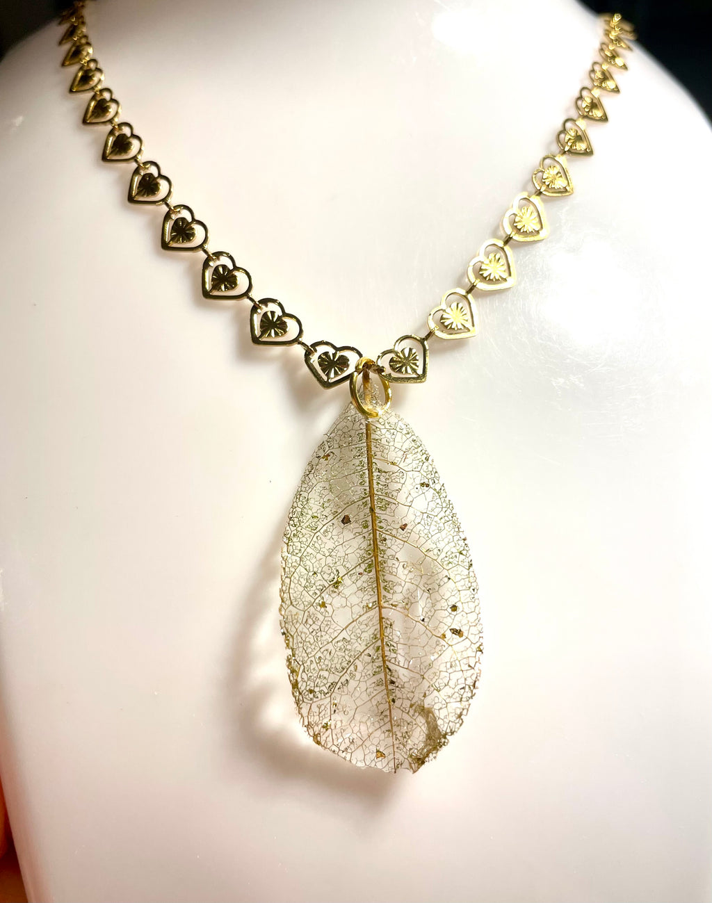 Collier dentelle végétale de Magnolia petits cœurs - Aux fleurs de Chloé Collier dentelle végétale de Magnolia petits cœurs Collier Collier