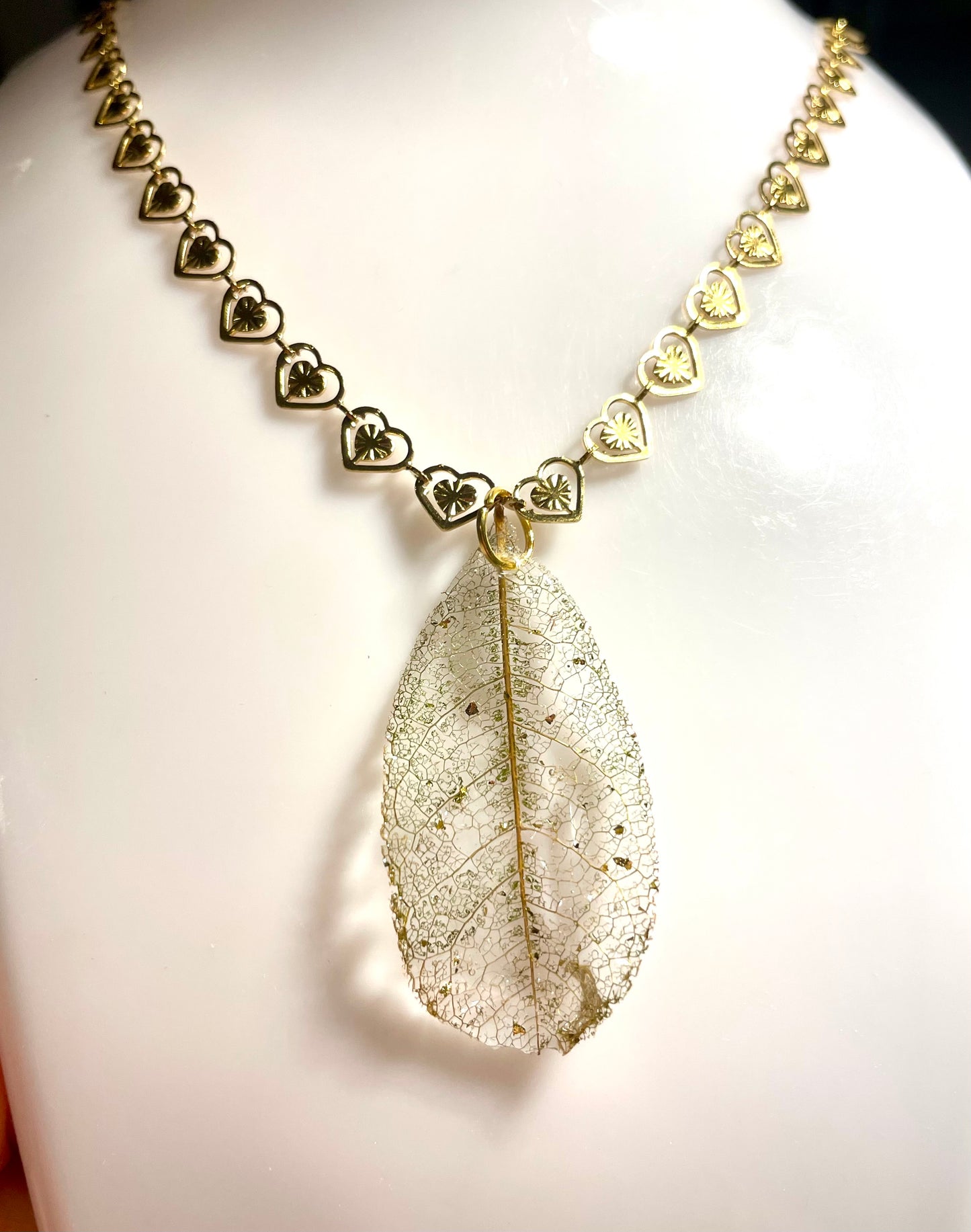 Collier dentelle végétale de Magnolia petits cœurs