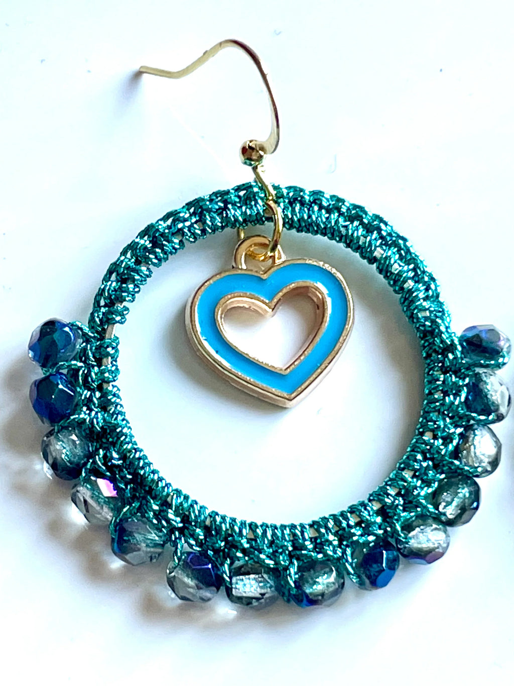 Boucles d’oreilles perles de verre bleu Montana et charm’s bleus - Aux fleurs de Chloé Boucles d’oreilles perles de verre bleu Montana et charm’s bleus Boucles d’oreilles Boucles d’oreilles