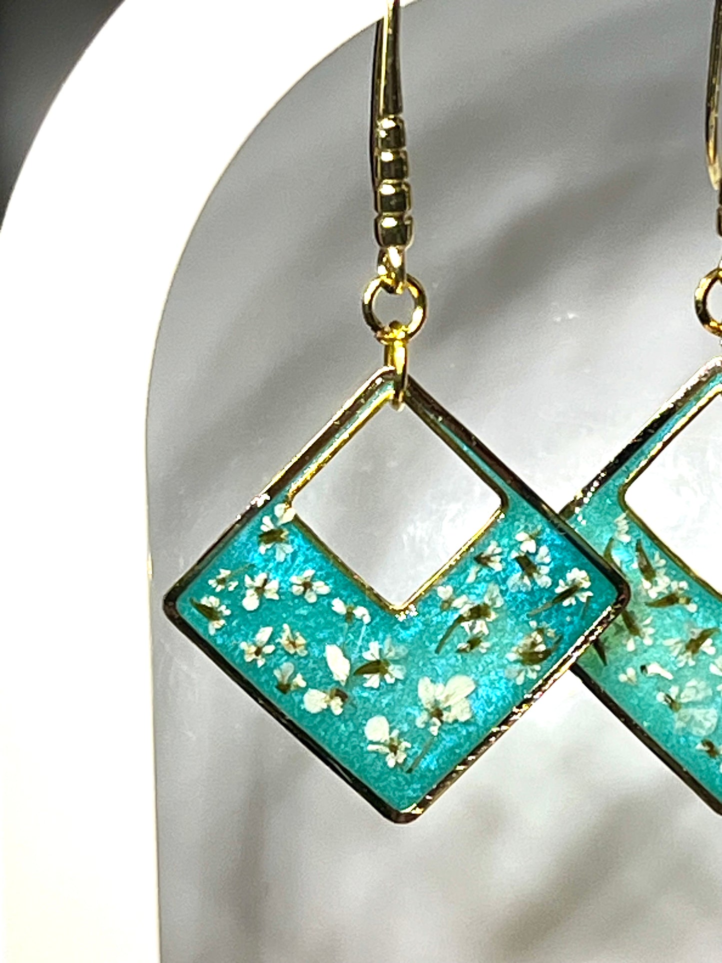 Boucles d’oreilles fleurs carotte sauvage losanges bleu nacré