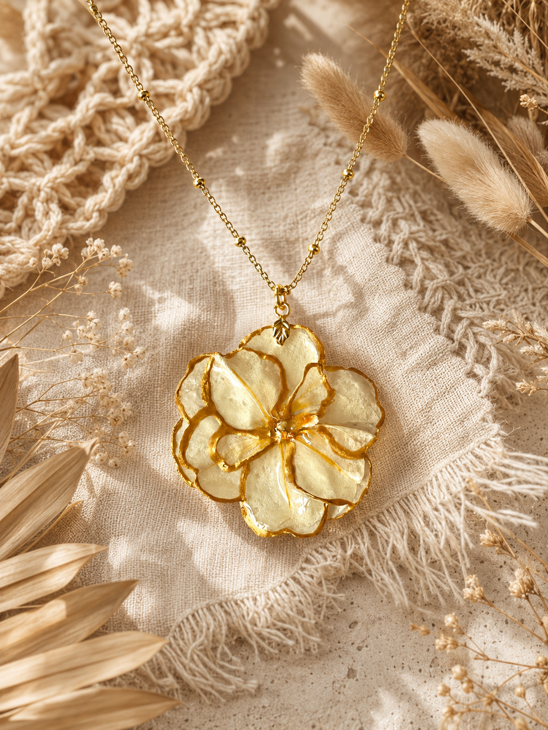 Collier Fleur Freesia Séchée Dorée – Bijou Bohème & Élégant