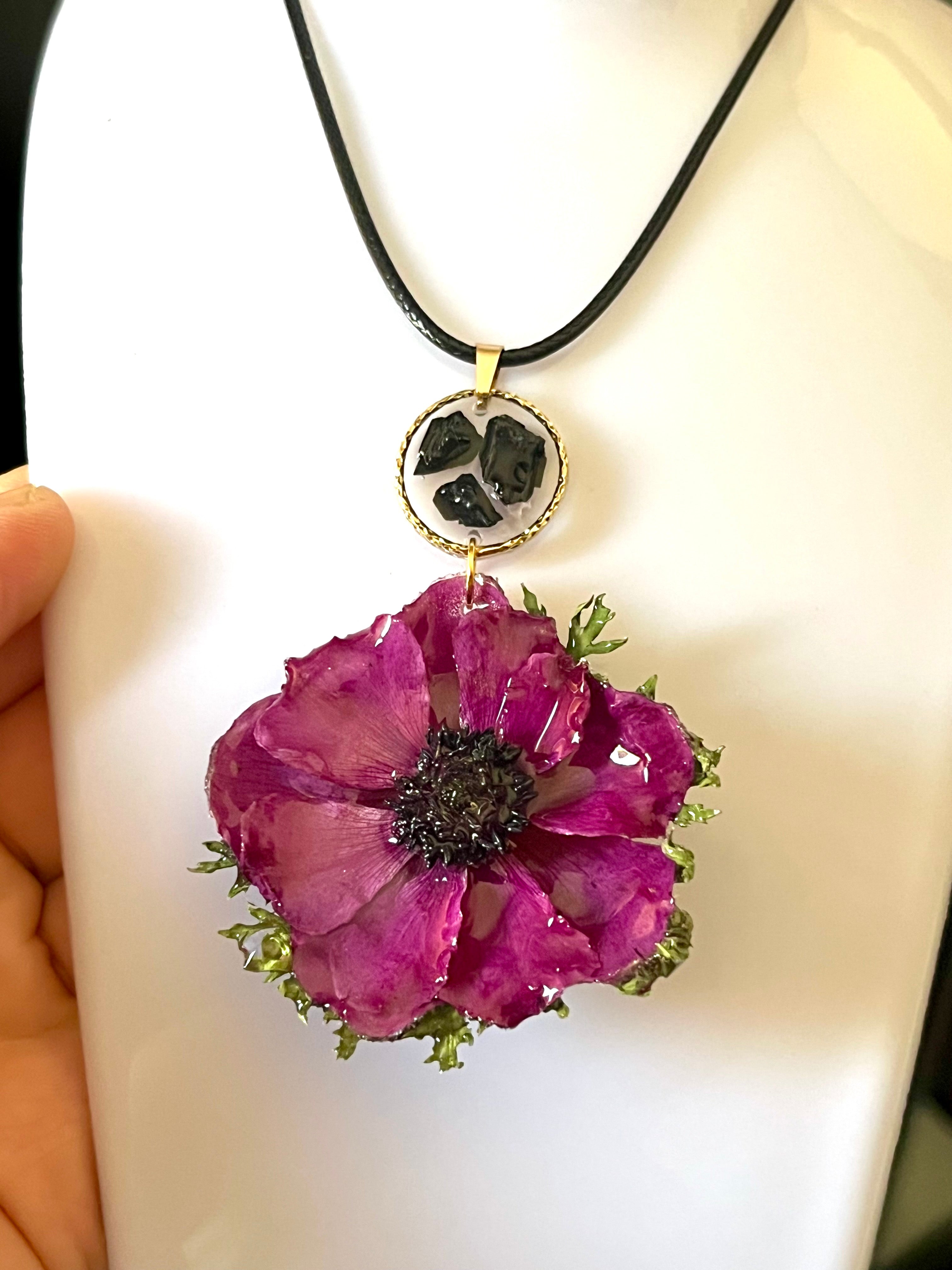 Collier Fleur d’Anémone Violette & Tourmaline Noire – Fleur naturelle résinée