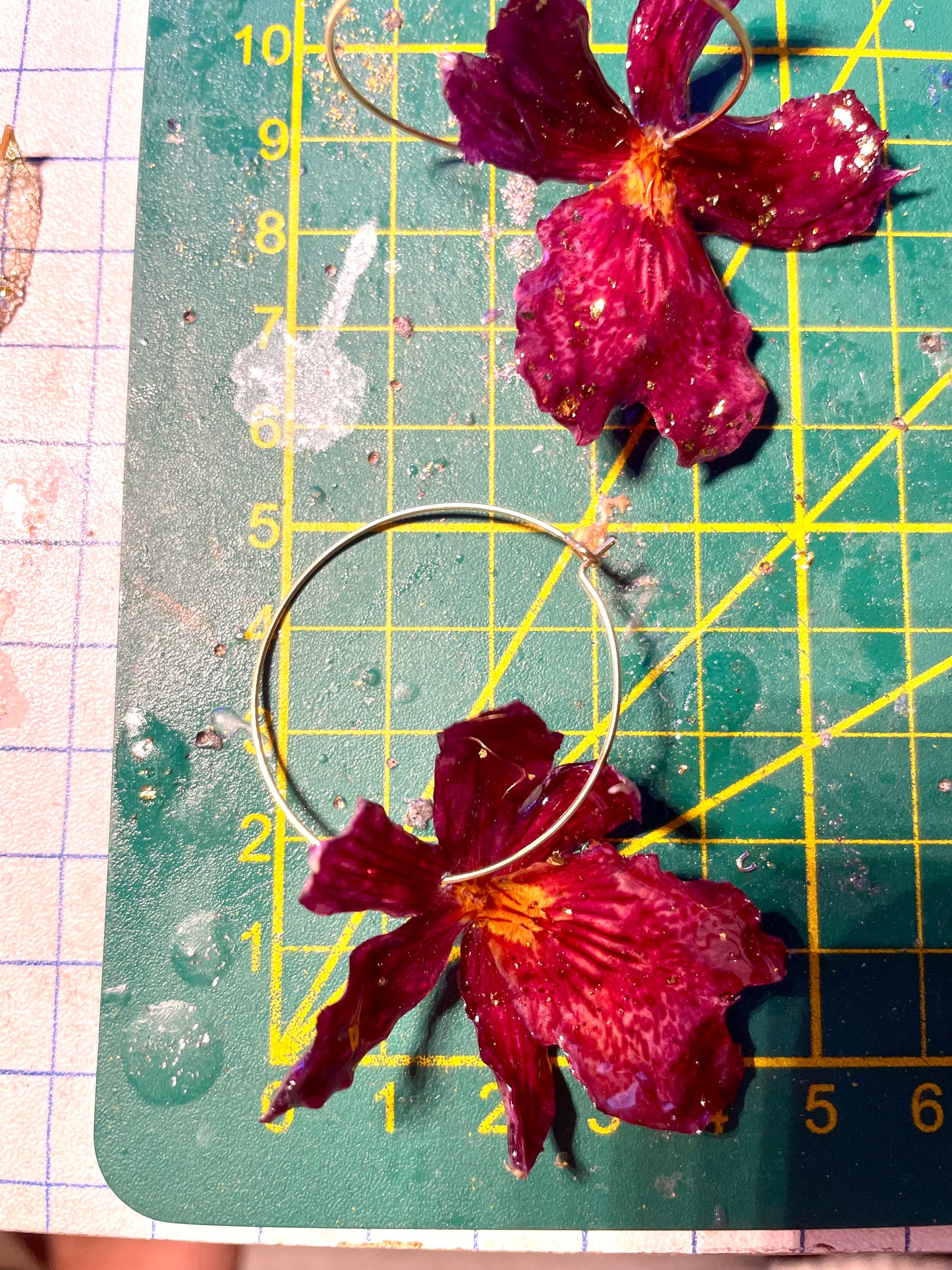 Boucles d’oreilles créoles fleurs orchidée Cattleya