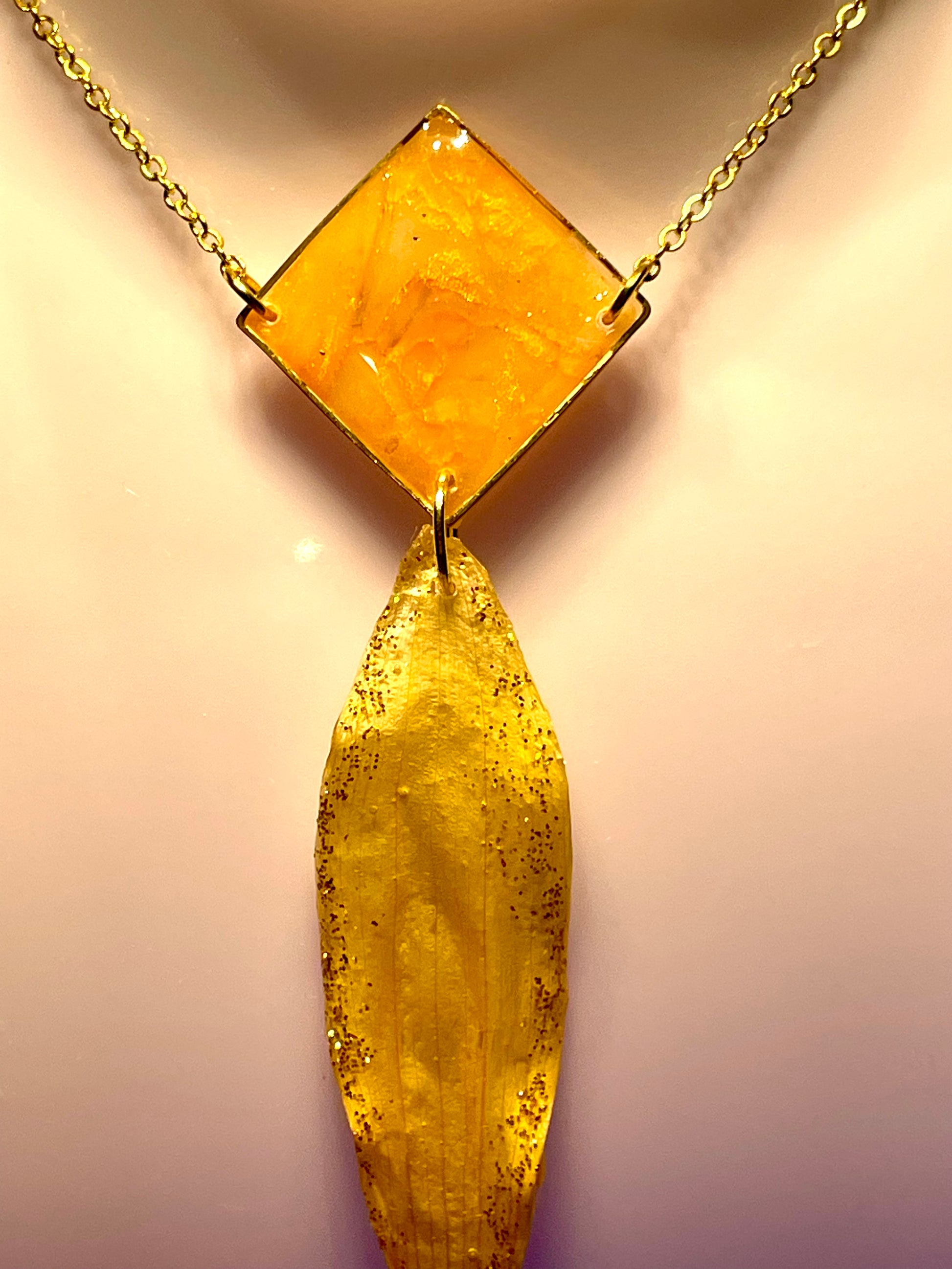 Collier pétale de tournesol & argile polymère - Aux fleurs de Chloé Collier pétale de tournesol & argile polymère Collier Collier