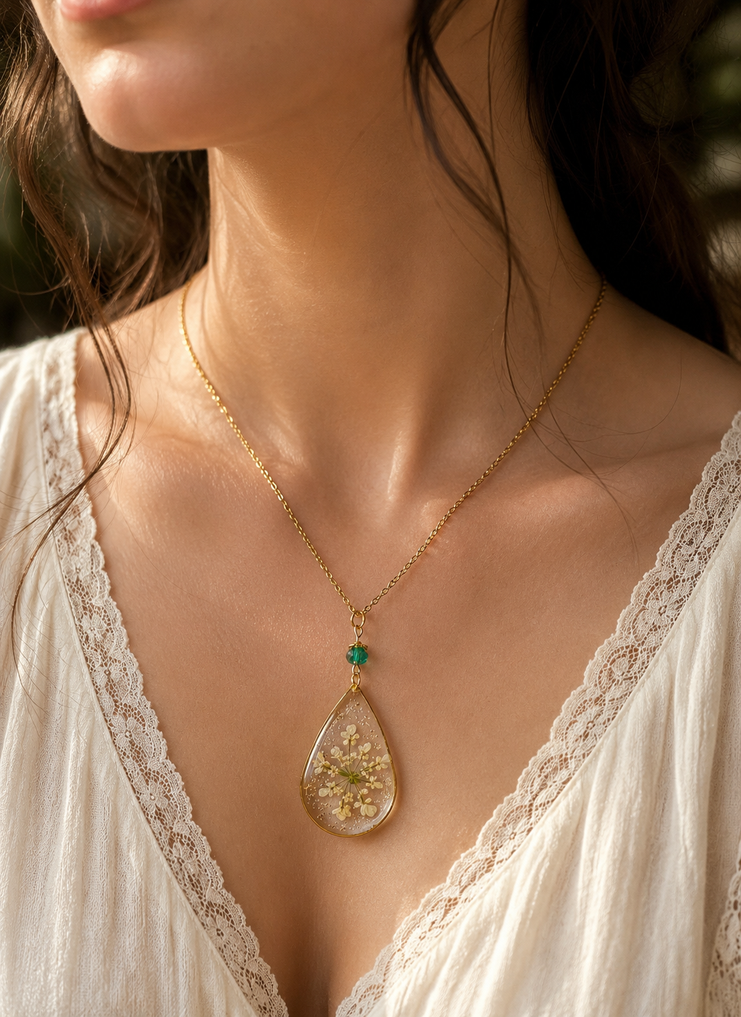 Collier goutte – Fleur naturelle blanche & perle vert  némeraude