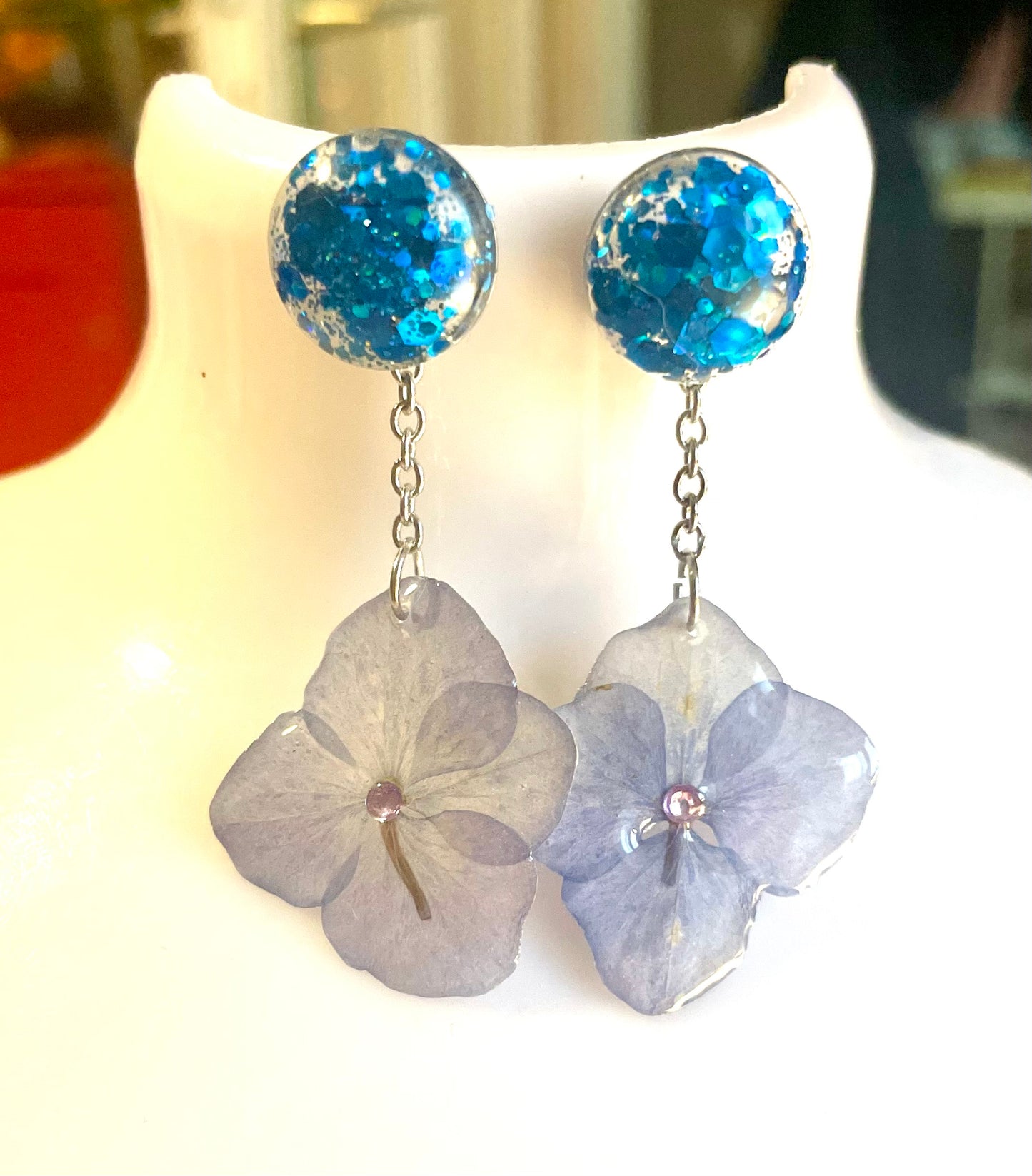 Boucles d’oreilles Hortensia bleu & paillettes