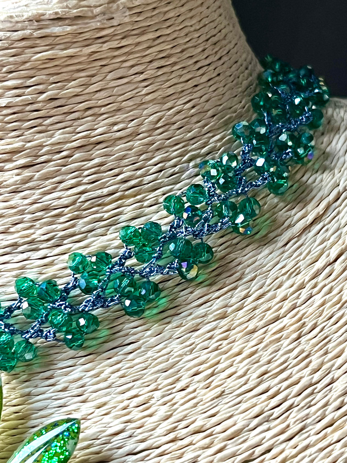 Collier Éclat de Lupin – Feuille de lupin & crochet perlé