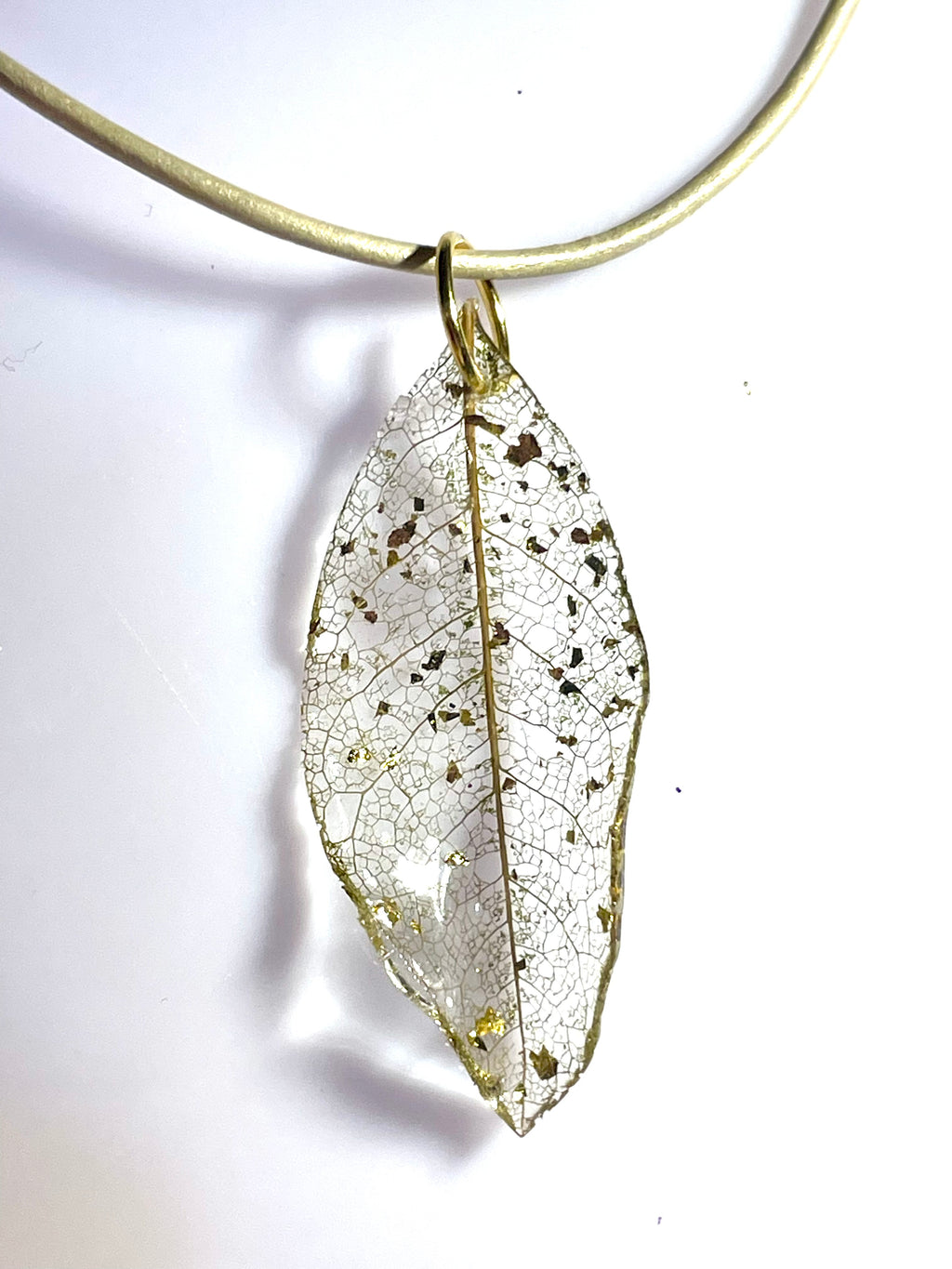 Collier dentelle végétale Magnolia  cordon cuir - Aux fleurs de Chloé Collier dentelle végétale Magnolia  cordon cuir Collier Collier