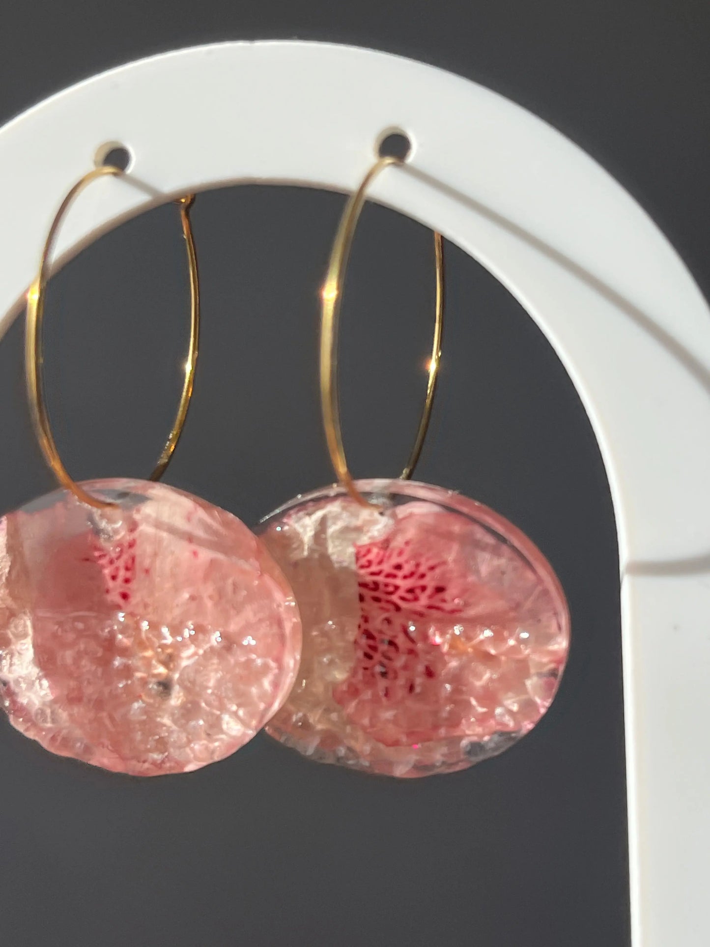 Boucles d’oreilles créoles pétales de Rhododendron Aux fleurs de Chloé