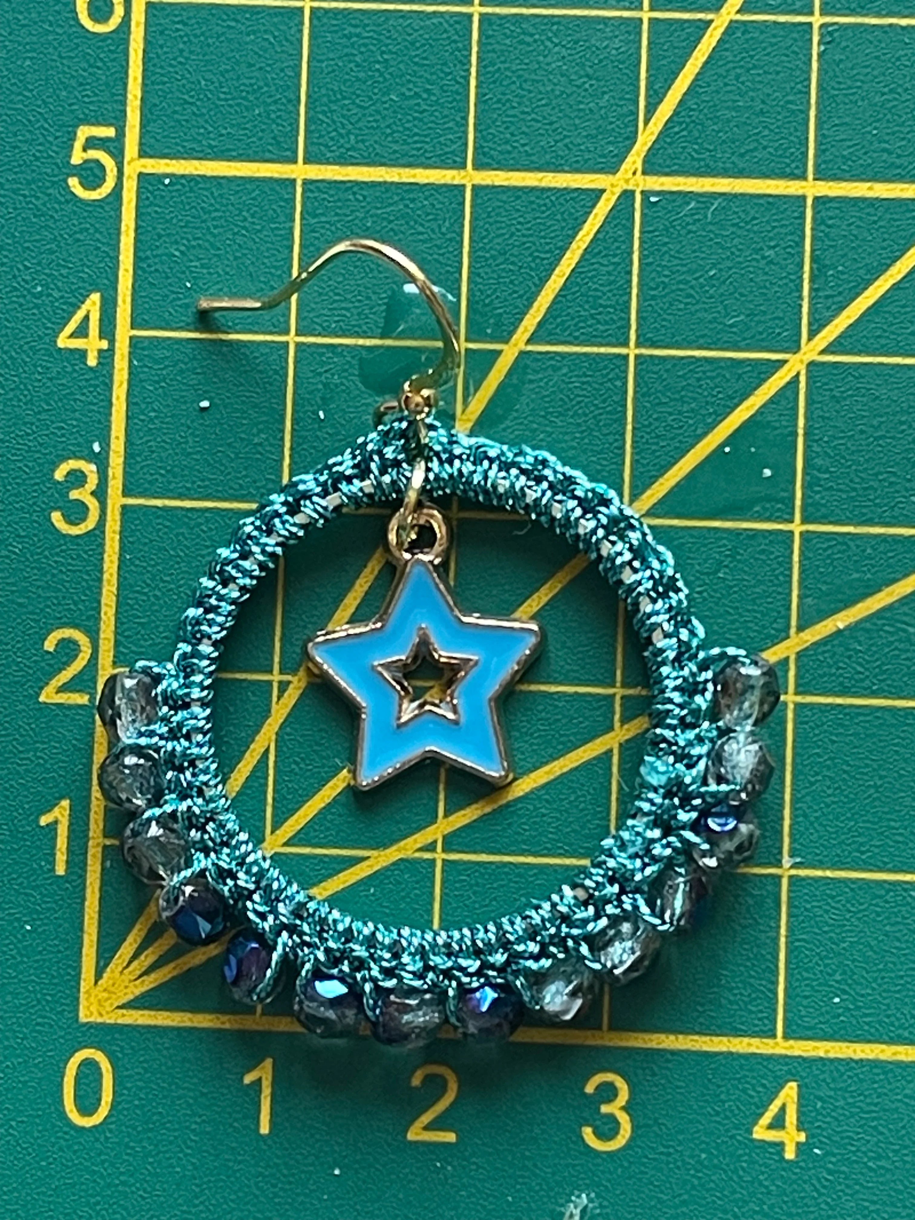 Boucles d’oreilles perles de verre bleu Montana et charm’s bleus - Aux fleurs de Chloé Boucles d’oreilles perles de verre bleu Montana et charm’s bleus Boucles d’oreilles Boucles d’oreilles