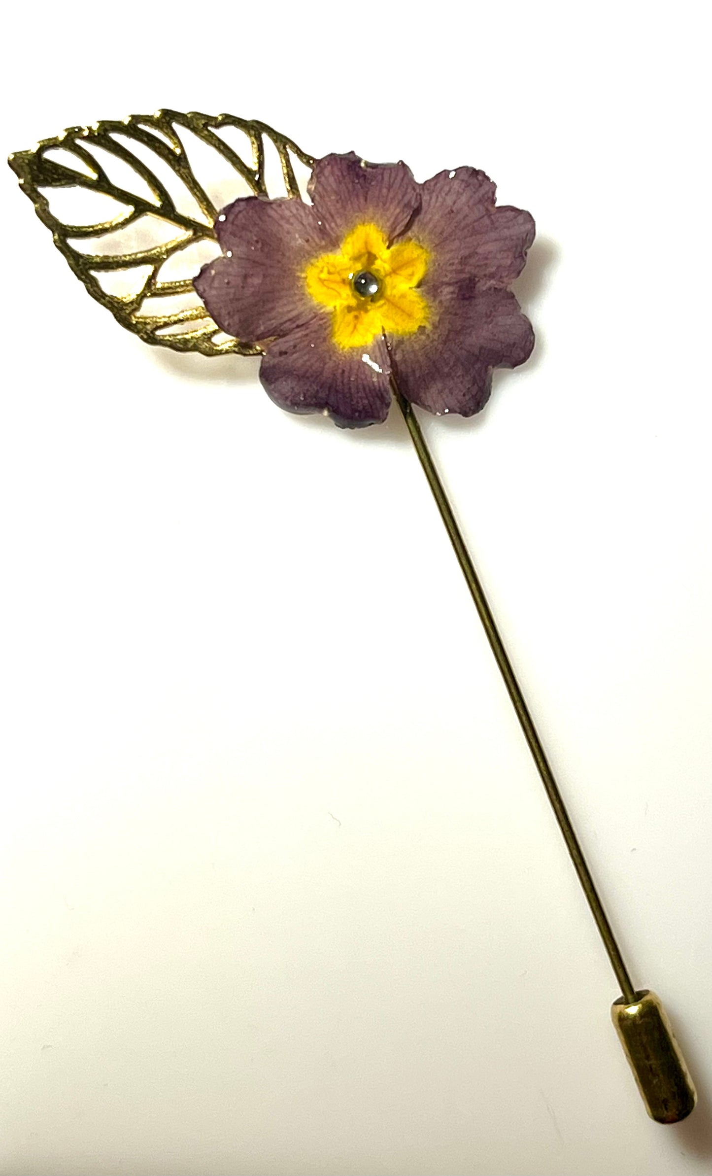 Épingle broche fleur primevère bordeaux