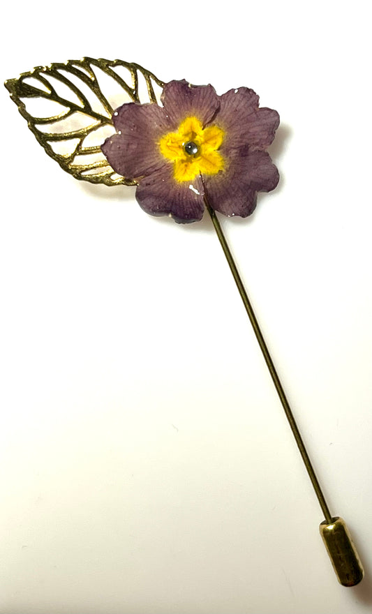 Épingle broche fleur primevère bordeaux