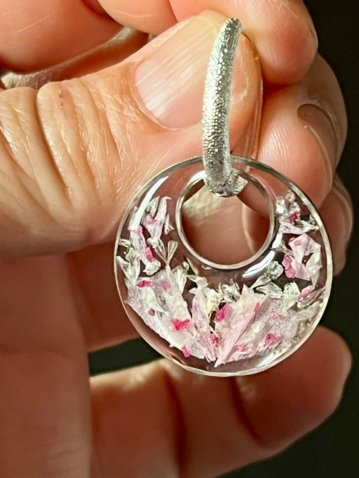 Bijoux avec fleurs bouquet de mariée