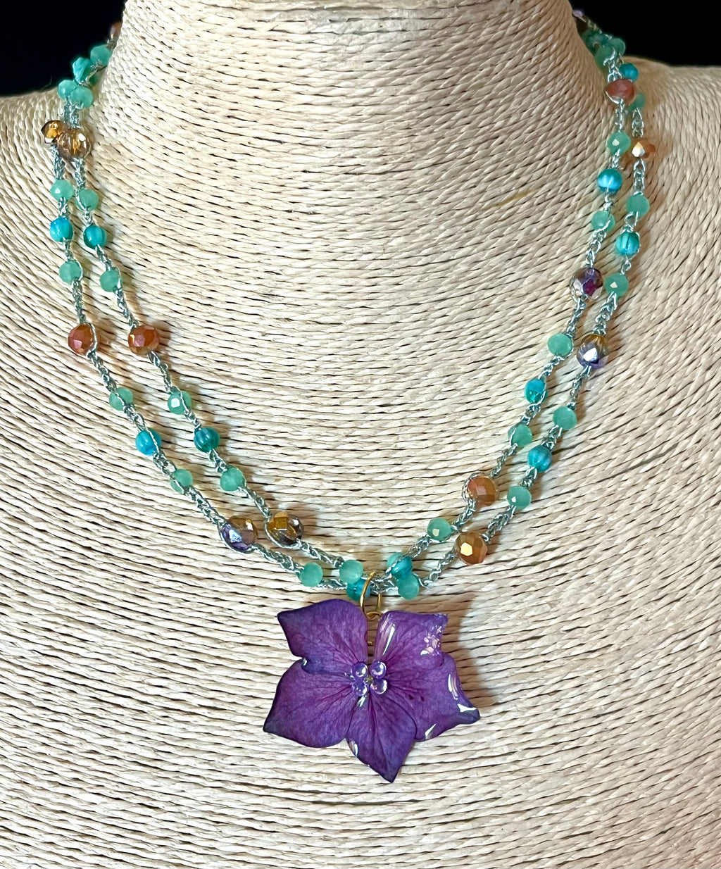 Collier hortensia violet réalisé au crochet – Fleur naturelle