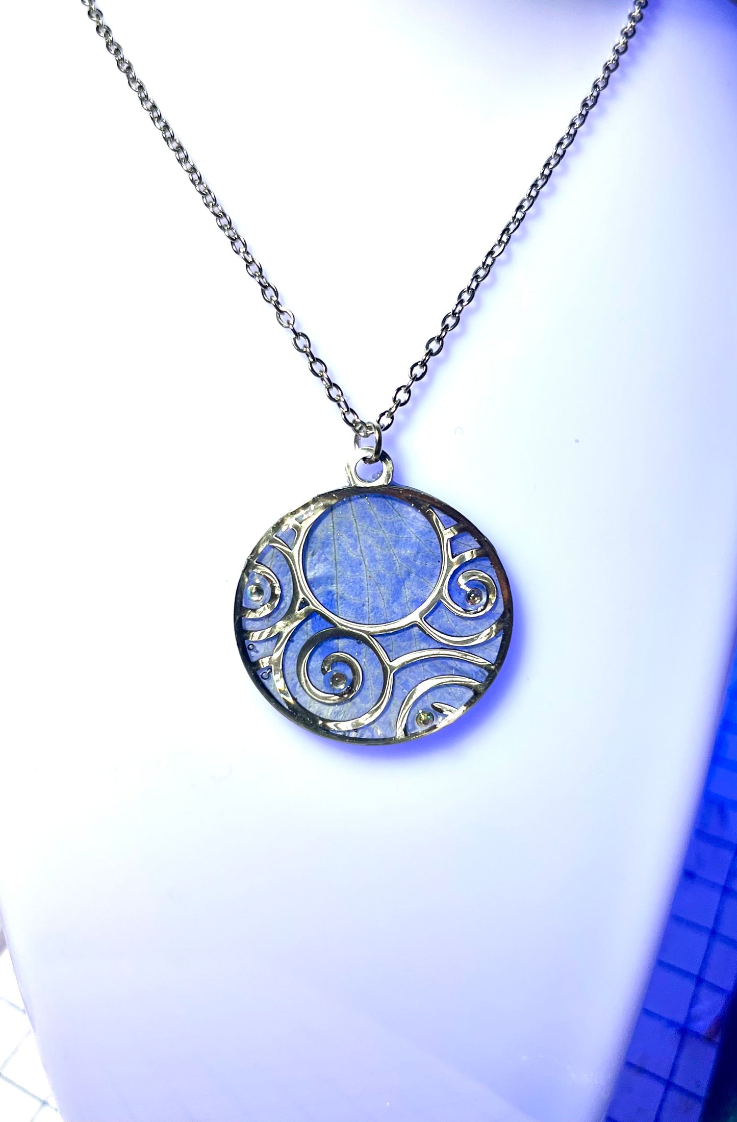 Pendentif argenté pétale d’orchidée bleue - Aux fleurs de Chloé Pendentif argenté pétale d’orchidée bleue Collier Collier