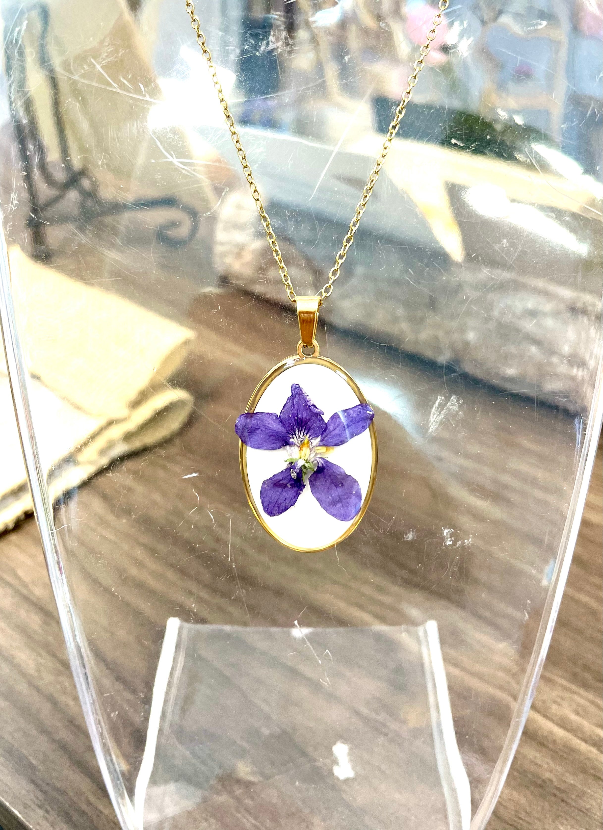 Pendentif médaillon fleur de Violette - Aux fleurs de Chloé Pendentif médaillon fleur de Violette Pendentif Pendentif