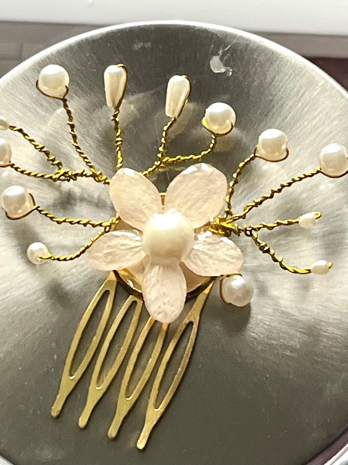 Peigne de mariage Fleur d’Or – Perles nacrées et dorures