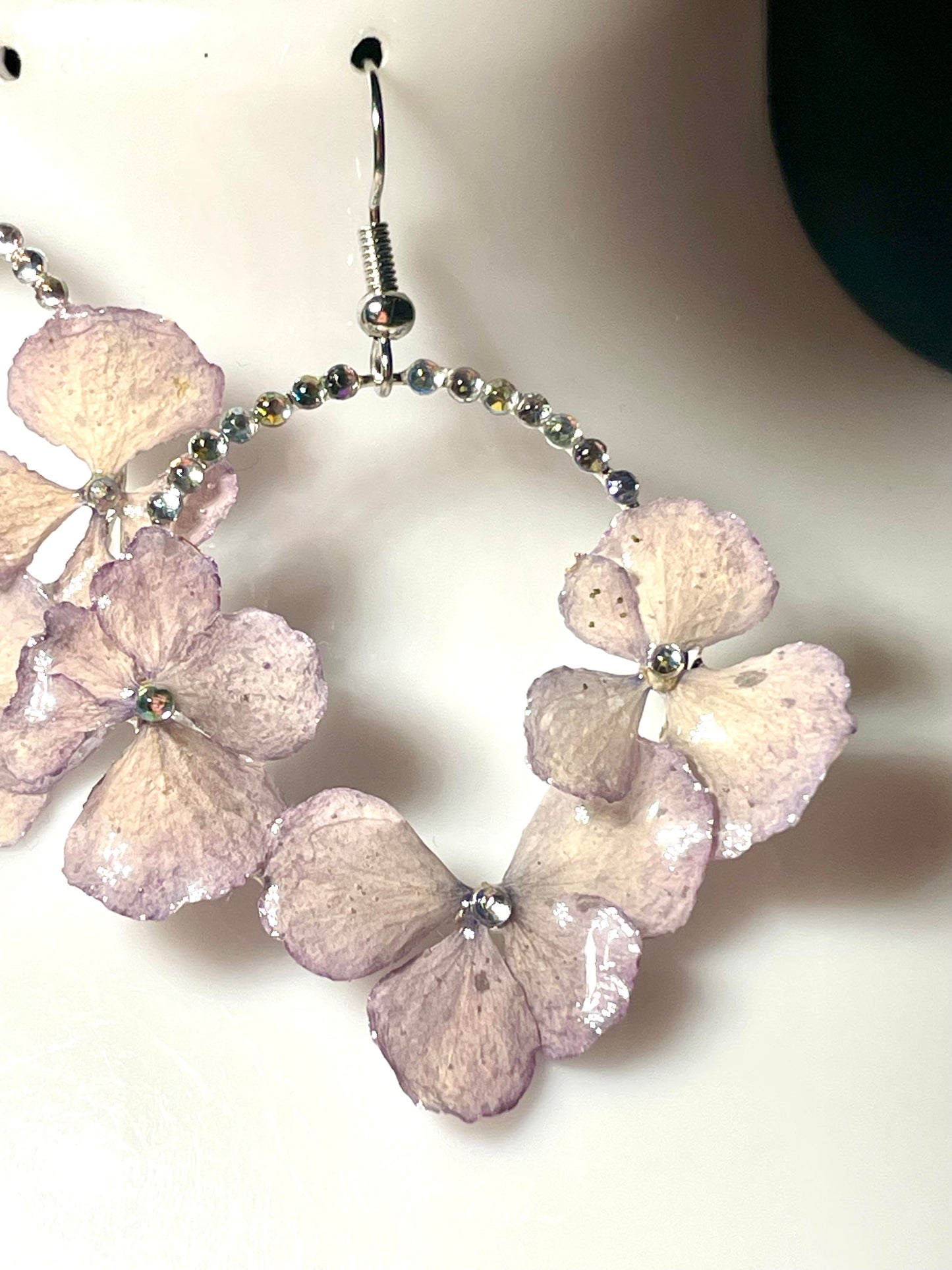 Boucles d’oreilles Hortensias mauves & strass