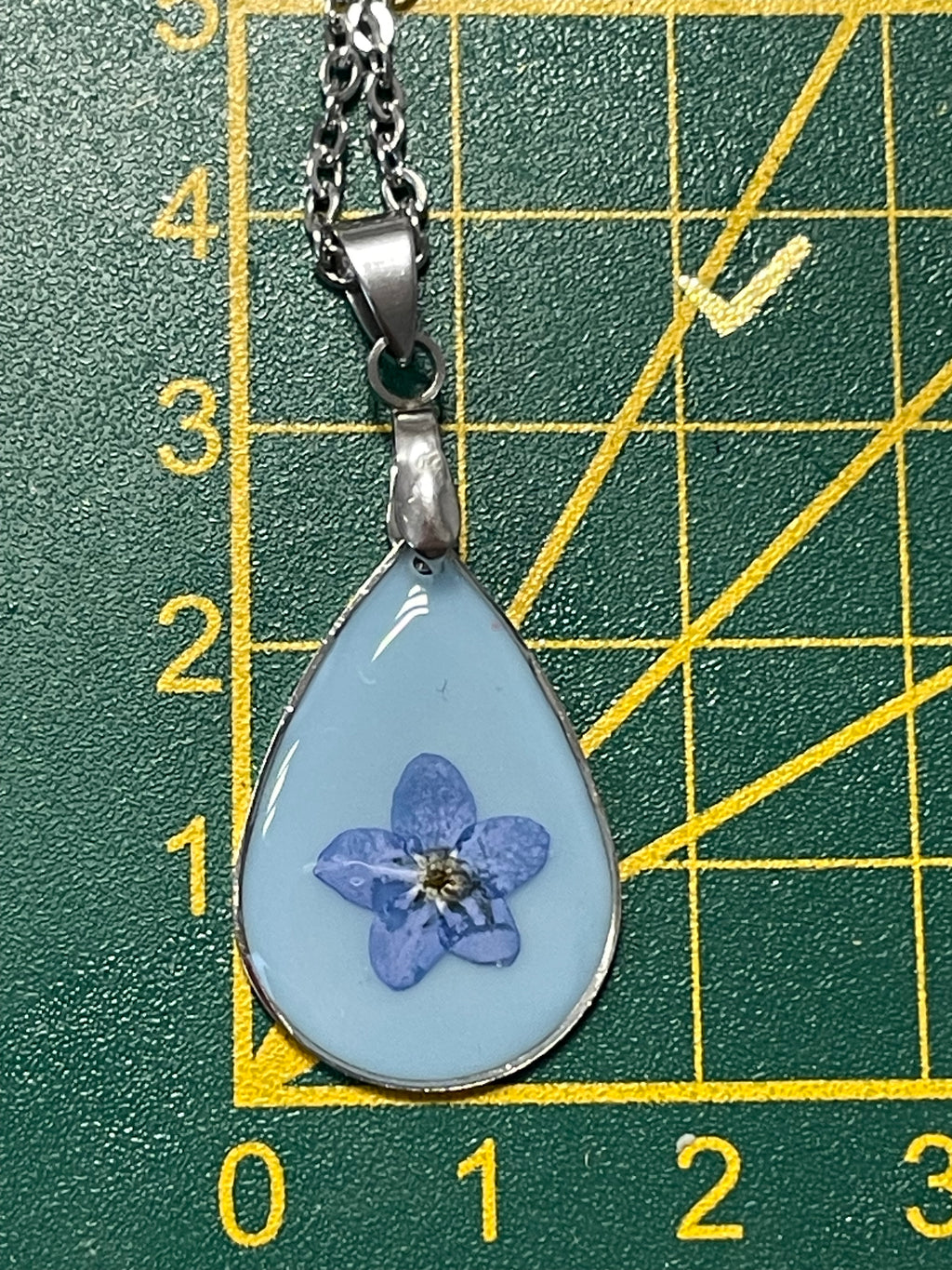 Pendentif larme bleue de myosotis - Aux fleurs de Chloé Pendentif larme bleue de myosotis Pendentif Pendentif