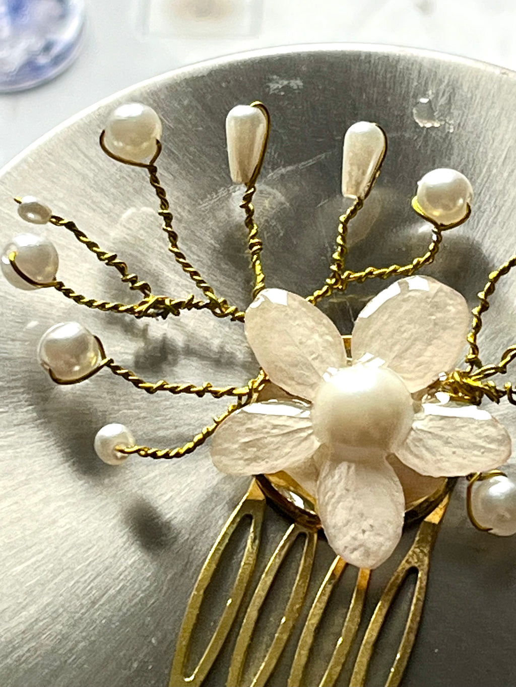 Peigne de mariage Fleur d’Or – Perles nacrées et dorures